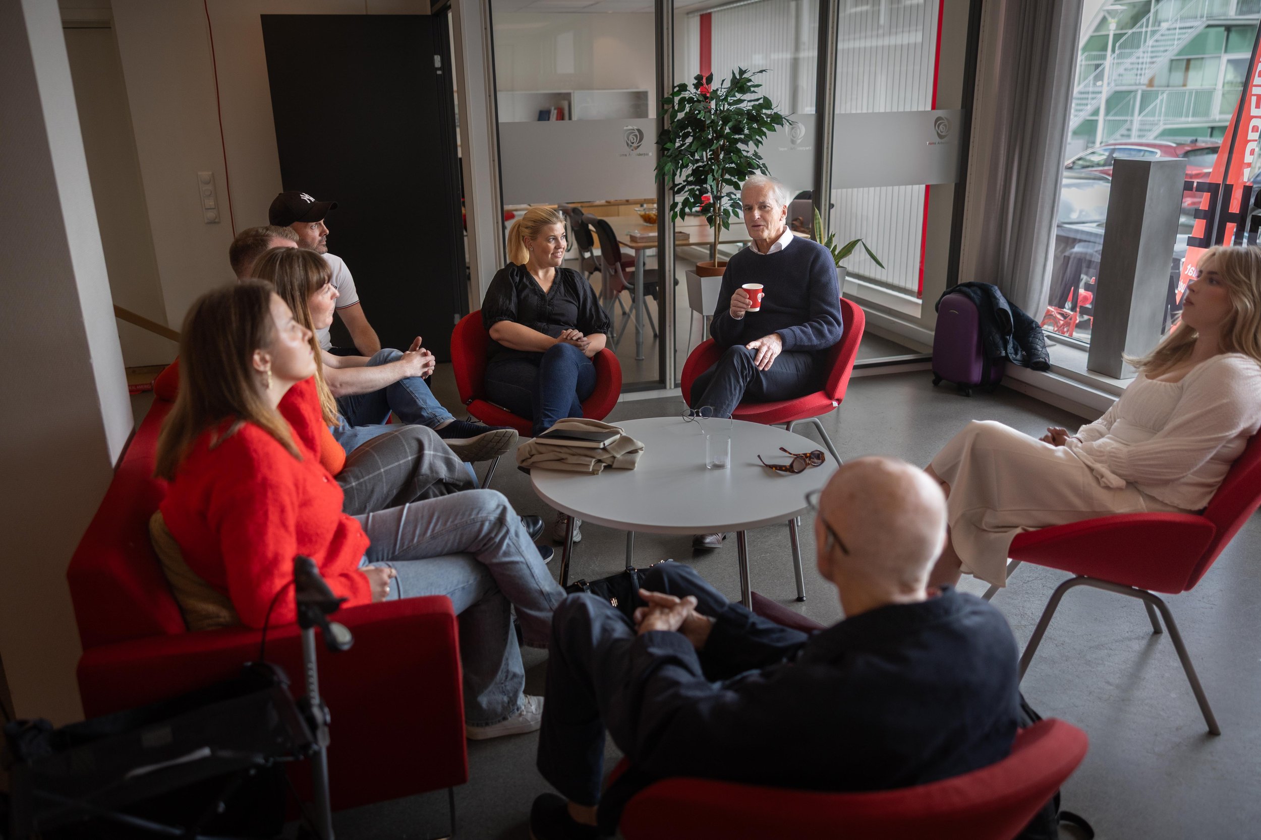 Jonas Gahr besøkte Tromsø i august. Her i prat med noen av Tromsøs AP-medlemmer. 
