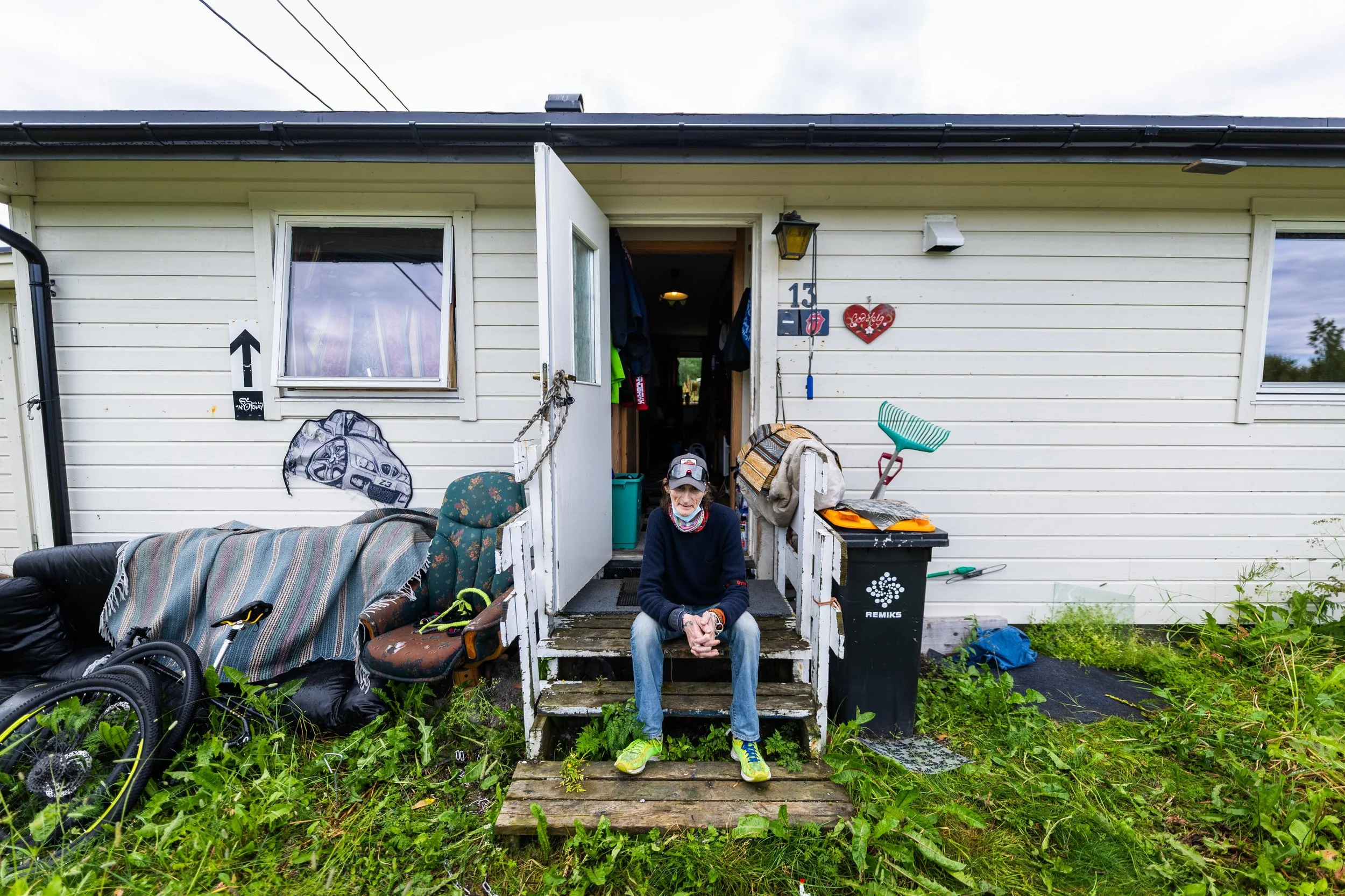 Kommunalboligen Tom bor i lider av mugg i vegger og tak, og med minimal isolasjon er det harde vintere.
Samtidig er leiligheten fylt med titusenvis av LP-er, plakater og konsertminner. 