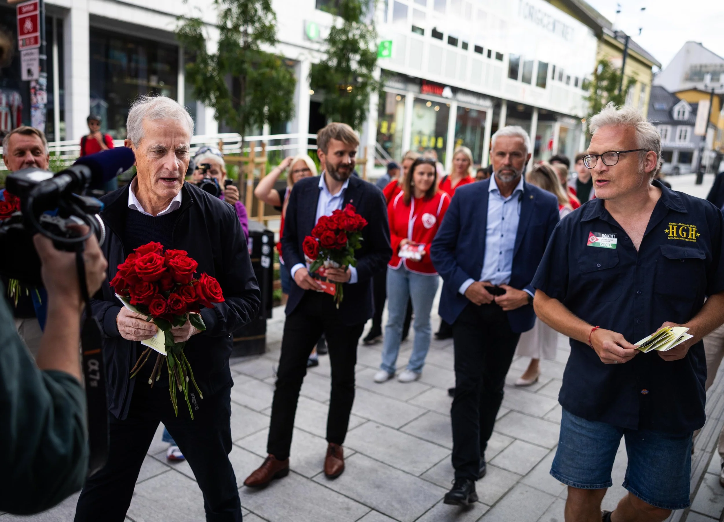 Rødt-leder Peder Joakimsen stoppet statsminsiteren for å stille han spørsmål om  oljefondet og Palestina. 