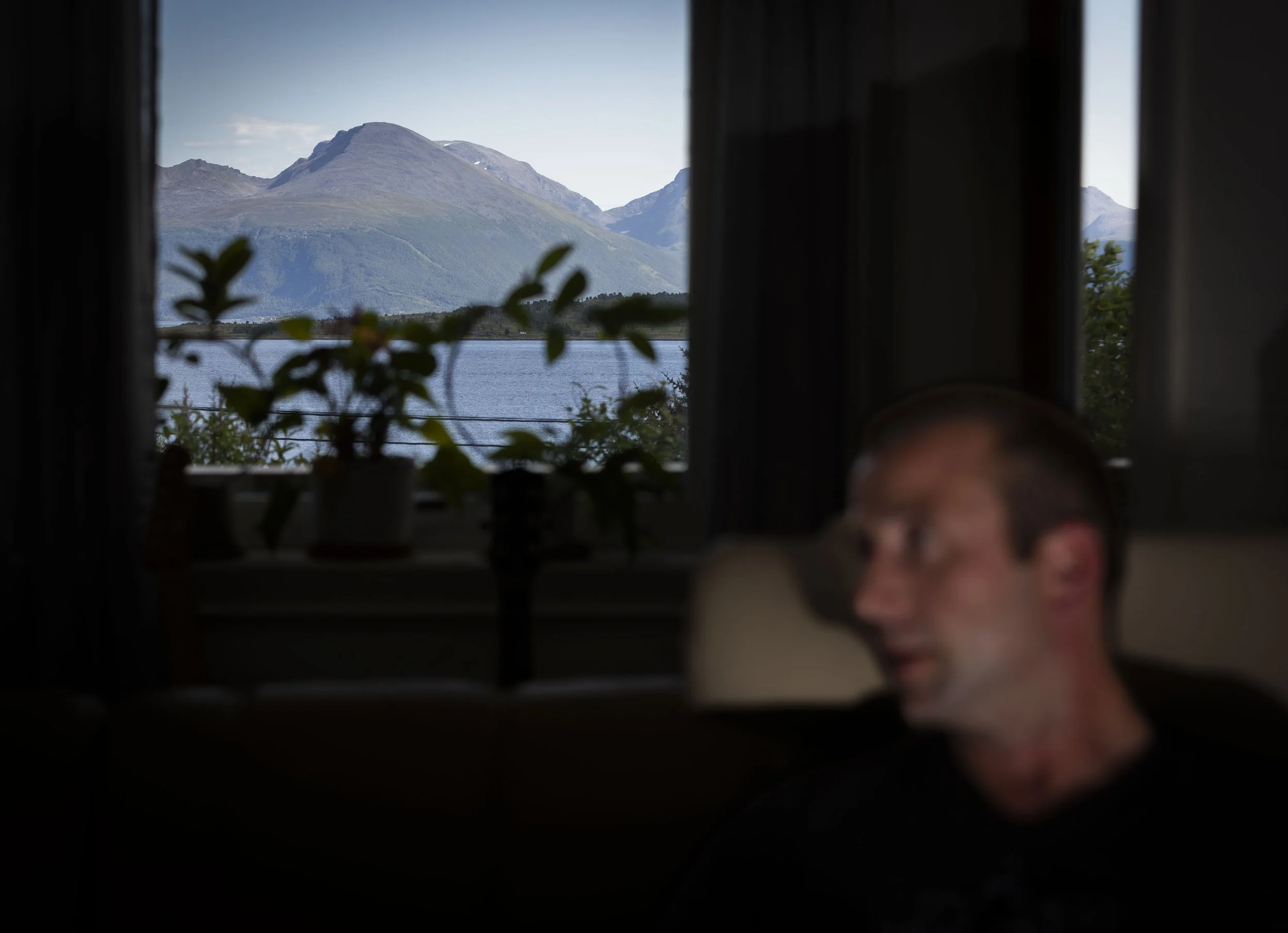 Stresslessen i stua er det eneste stedet Isaksen finner litt hvile fra de sterkeste smertene. Men han liker ikke å sitte i ro. – Jeg er friluftsmann, bilmekaniker og pappa og har en gård. Overalt står det uferdige prosjekter og venter på meg, sier ha