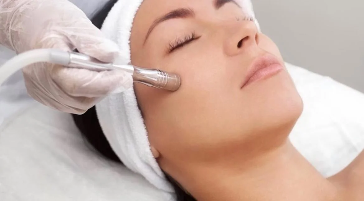 Microdermabrasion Facial 

This is a deep but gentle treatment that combines exfoliation with lymphatic drainage. The diamond tip works to removes dry skin, clogged pores and brightens a dull complexion.
It helps to reduce fine lines, pigmentation, a
