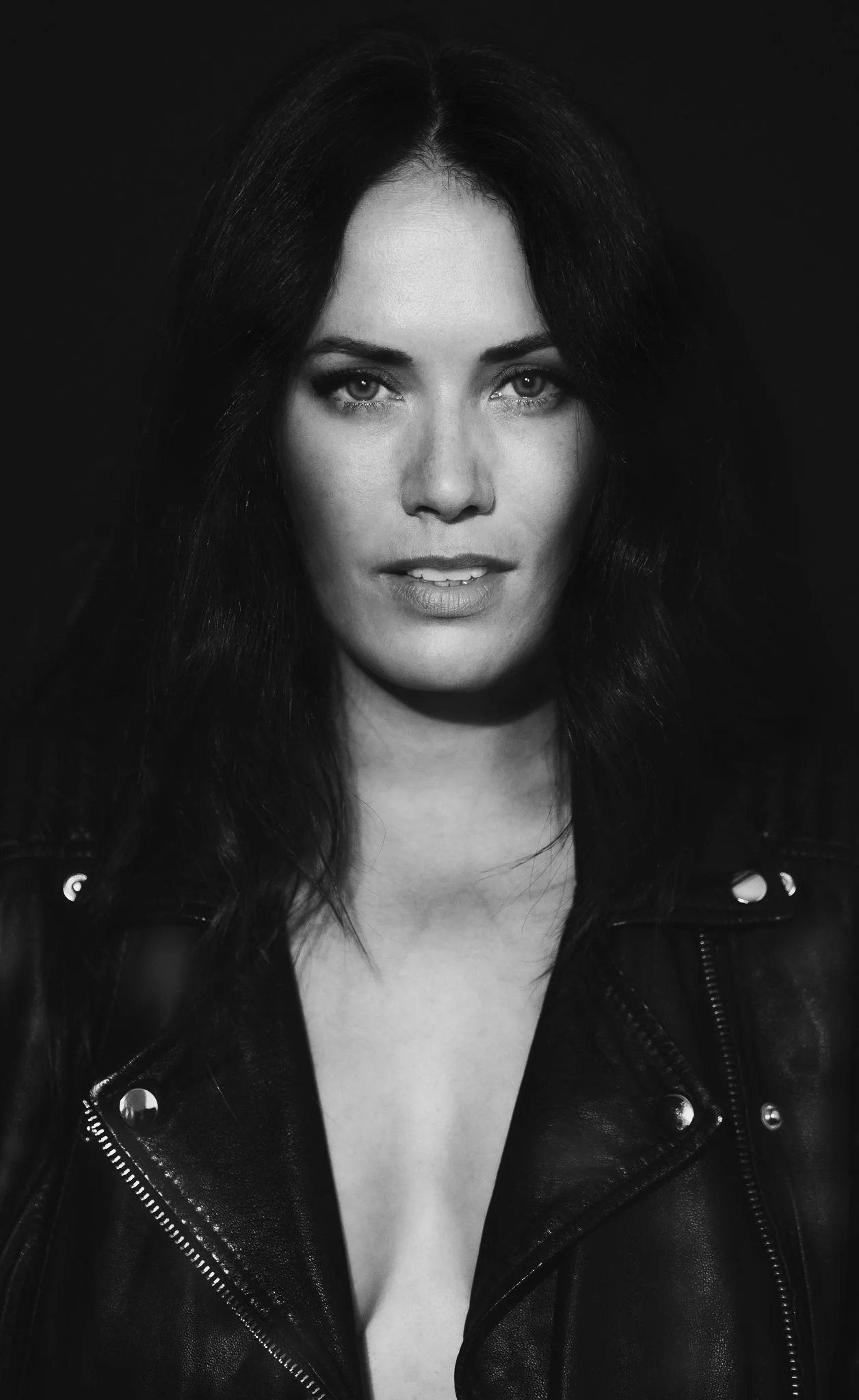 Nilo Juaneza Black and white Headshot photography with Leica SL featuring actress Sarah Armstrong.