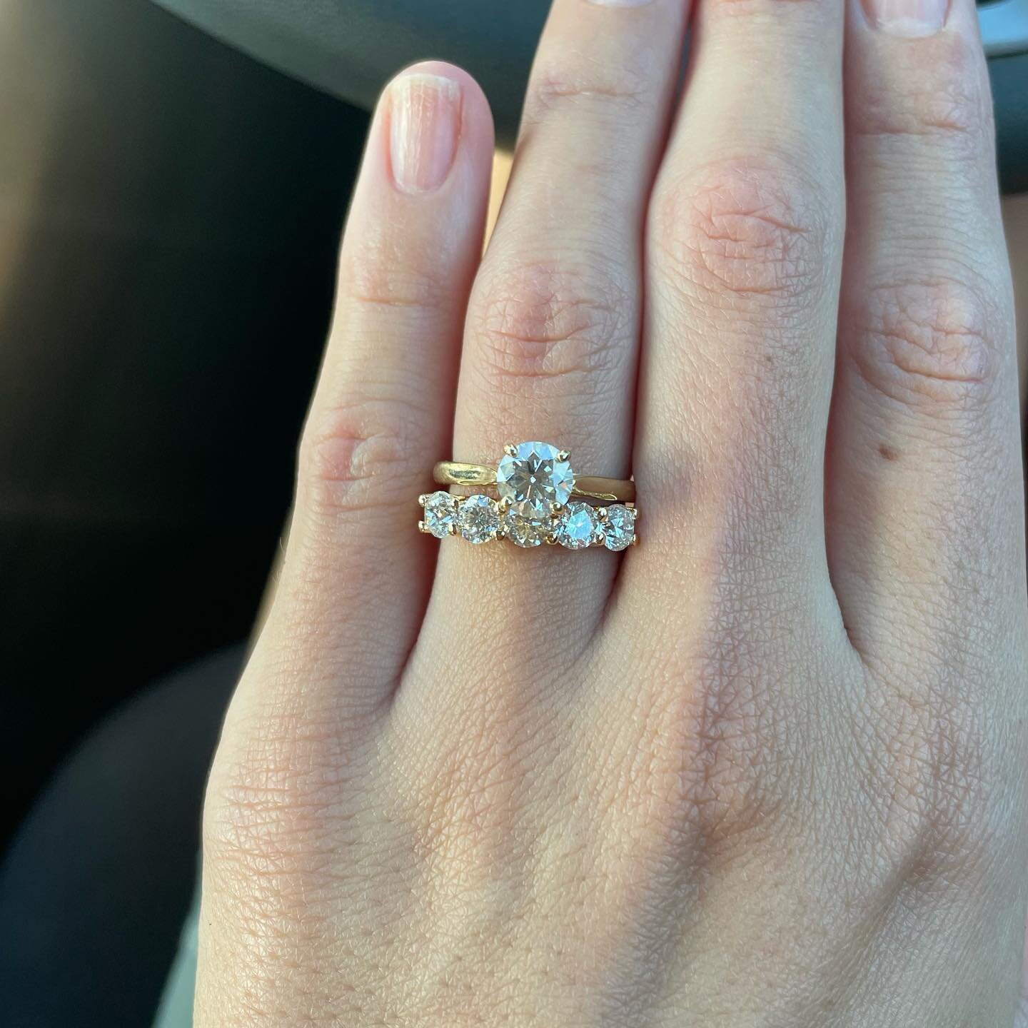 Yellow gold is knocking our socks off this week! This TDH client chose our signature 5-stone scallop ring with 0.30ct round diamonds for her wedder. We think it complements her beautiful solitaire engagement ring perfectly 🤩👌💛