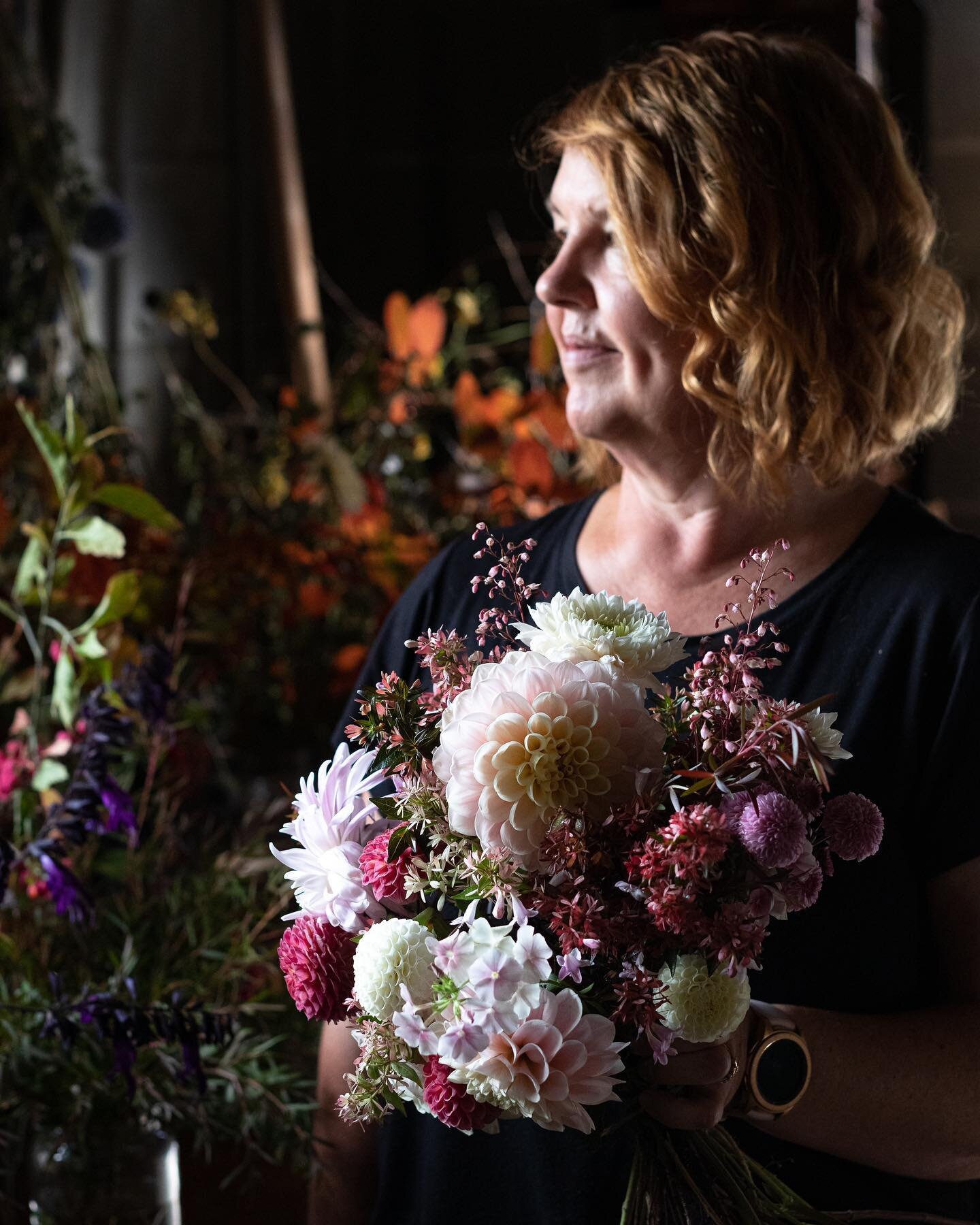 A visitor from where they grow the best lilac came. Juliet @julietclapperton  from @the_lilac_shed (yes she really does love lilac) came to learn how to make a bouquet and a vase arrangement. Truly I had not known of her love of lilac, and just look 