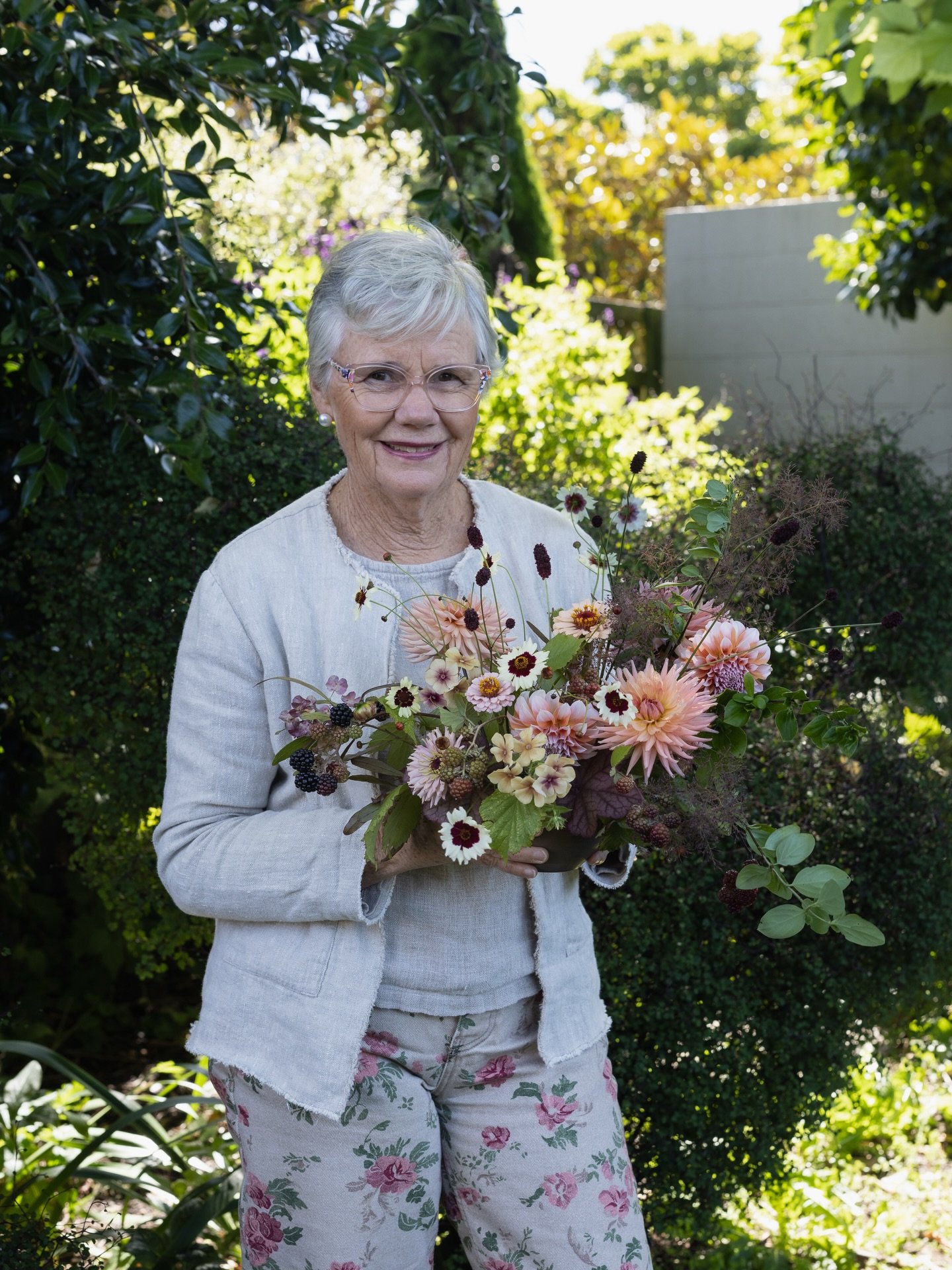 A guest of much repute came, I have swooned over her incredibly beautiful flowers for many years. Helen @helenleighton.design is known for her soft romantic style, so perhaps you might ask why would she come to a class with me? I totally understand w