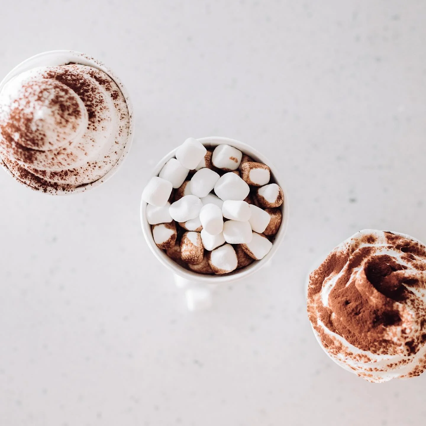 A chill has set in, and despite the warm hours of the day, the morning and evening are making my hands wish for something to warm them up. And so it is! Tomorrow, will be the return of our hot chocolate! 💙