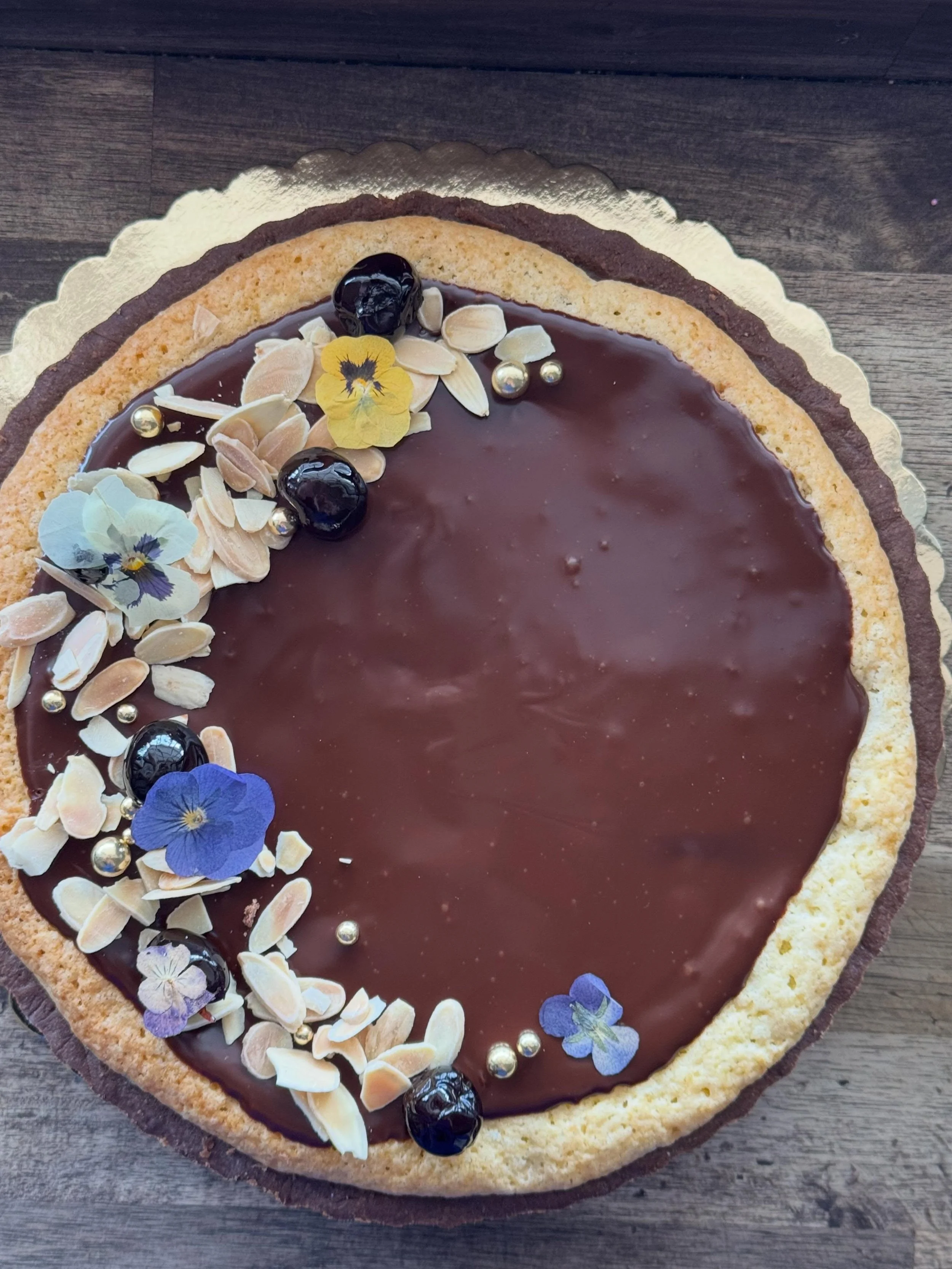 I just feel so happy when a look comes together. Pretty dried edible flowers garnish this chocolate cherry and almond Frangipane tart(GF) available this weekend for Mother&rsquo;s Day.💙
