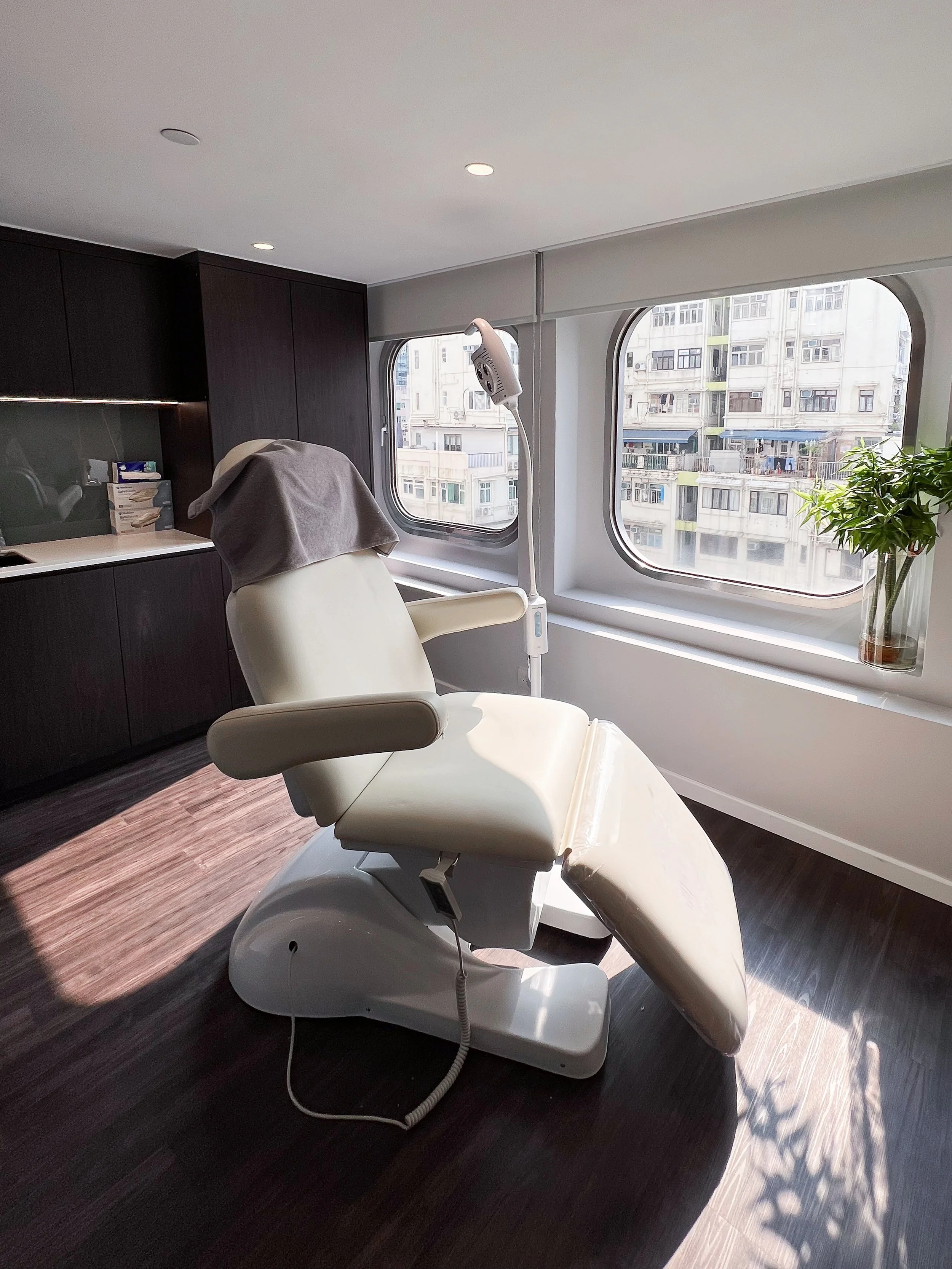 medical consultation treatment room with doctor's chair white leather soft light alluna medical hong kong
