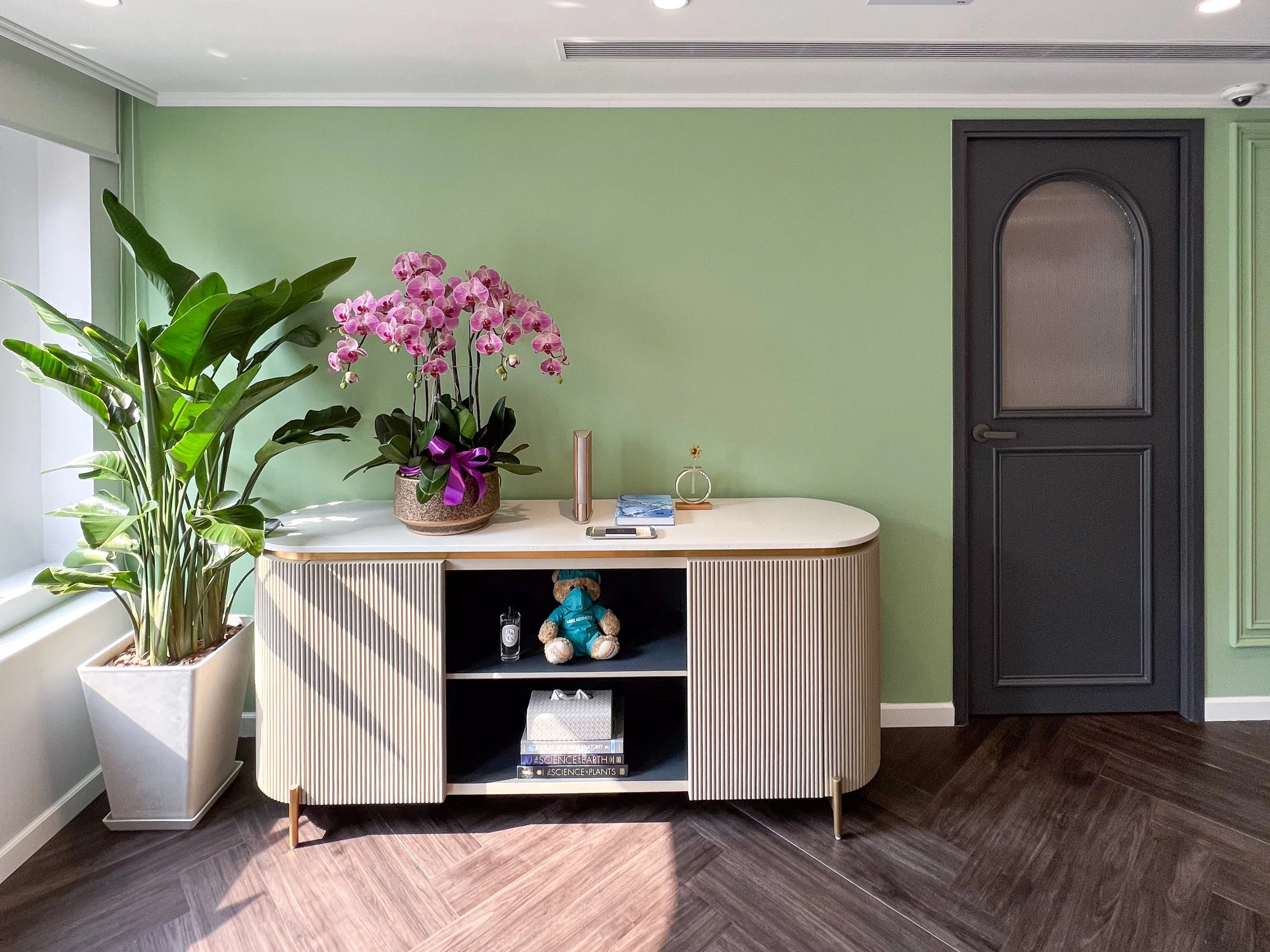 Alluna Medical Hong Kong medical aesthetic clinic reception area green wall