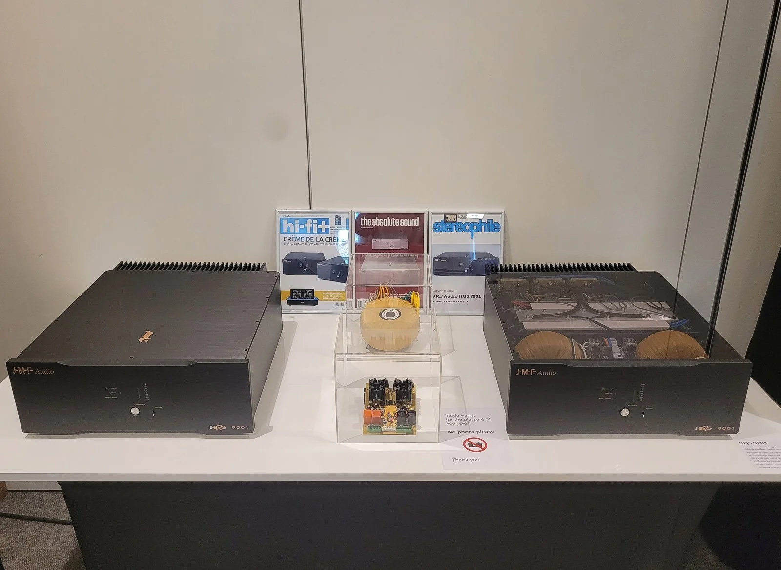 A pair of flagship HQS 9001 mono power amplifiers was presented in Orose® black, and with a see-though cover.
In between a hand-made driver board (proprietary PGP substrate) and a made to JMF Audio's specifications power transformer (a pair of HQS 90