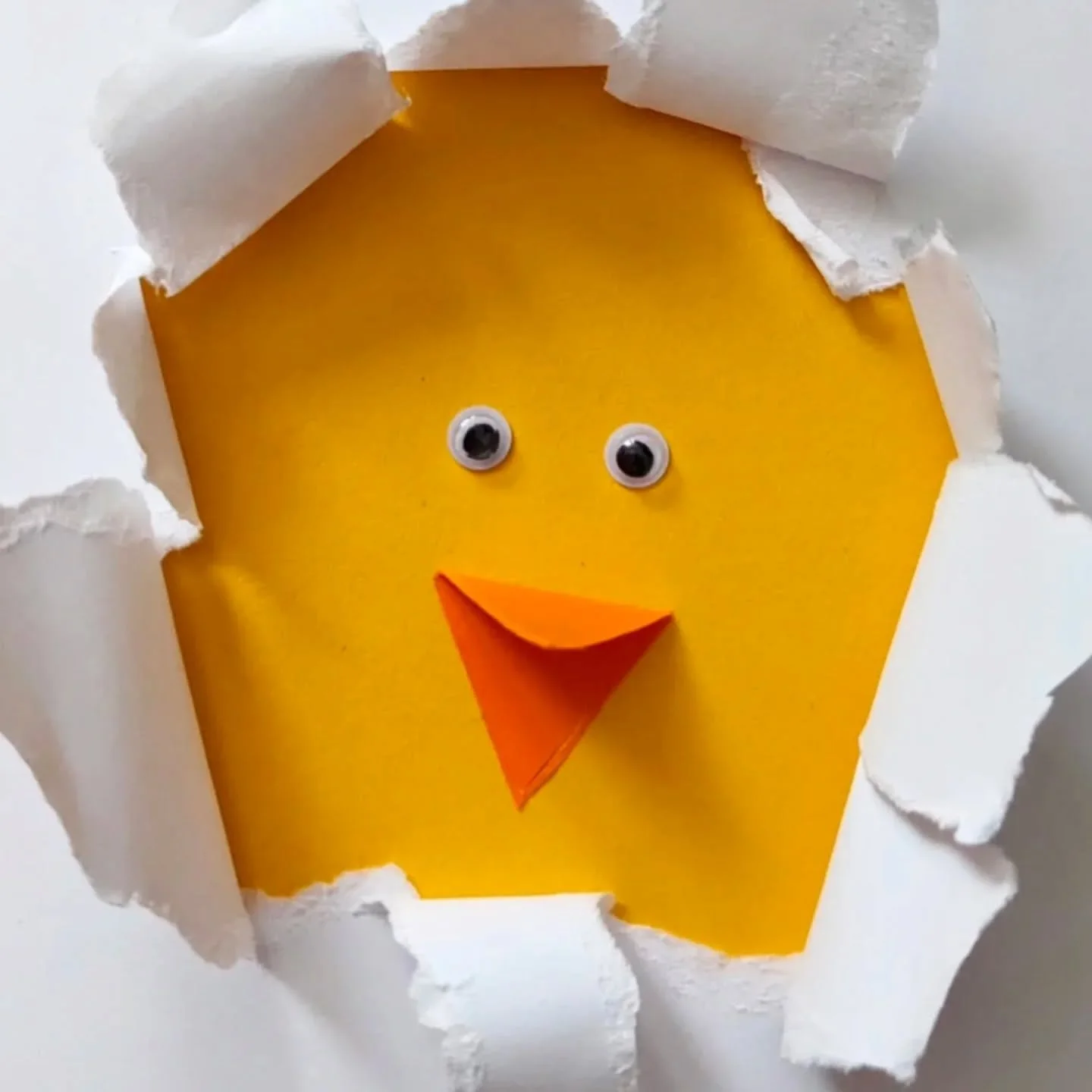 Peekaboo! Who has some Spring sunshine today? Or are you still stuck with the rain that seems to have been going on forever?!
I love this cute chick craft... A blast from the past but still a good one for this time of year 🐥🐰🌱