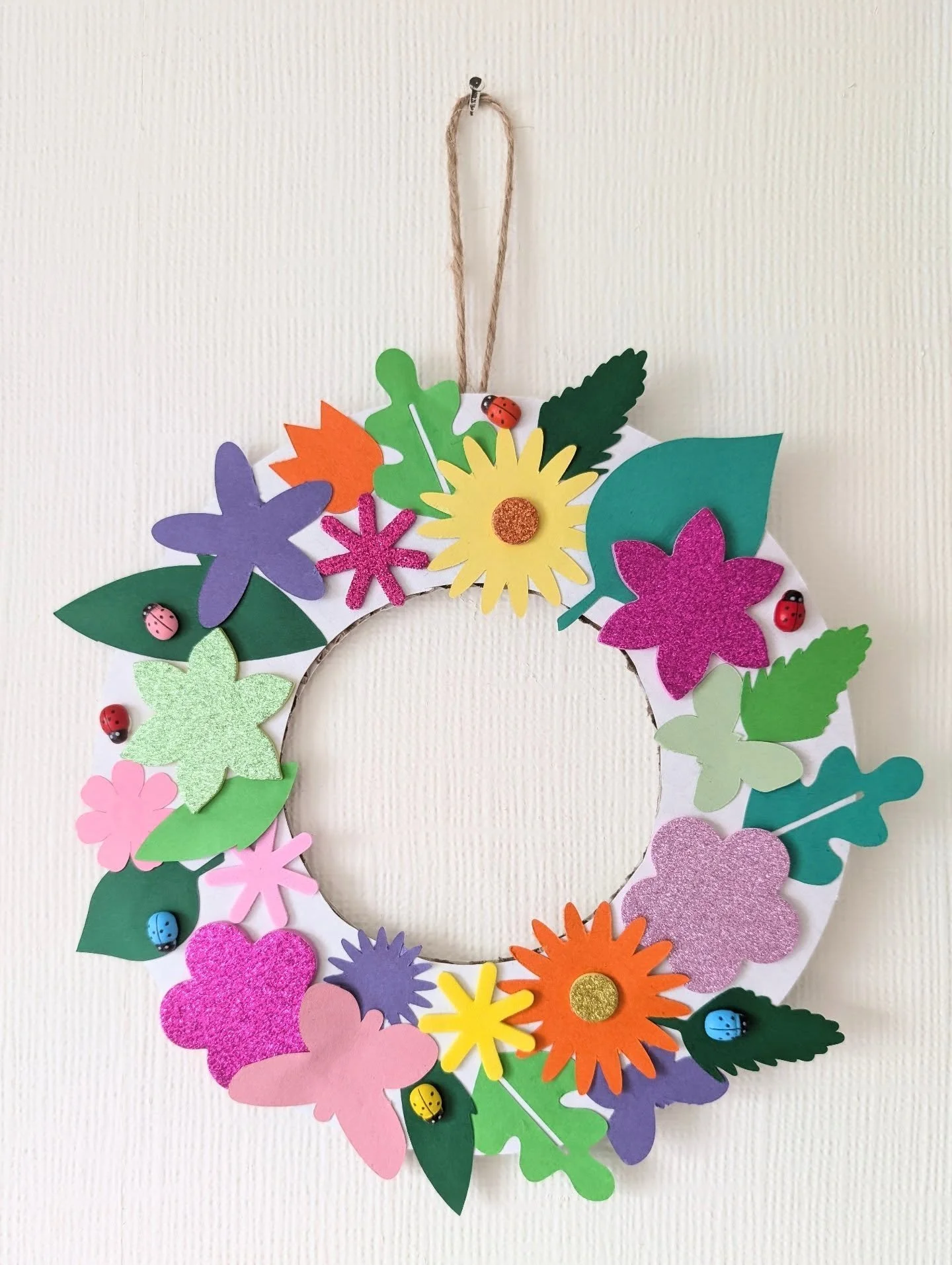 Another example of what your minibeasts could make if they come along to our session tomorrow. Scroll to see my little guinea pig's version!
@thedensevenoaks 

#spring #wreath #art #craft #kids #getkidscrafting #activiesforkids #kent #kentmums #tonbr