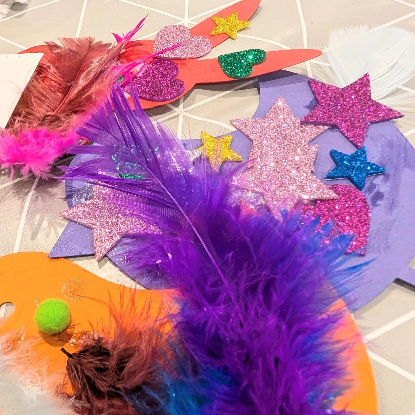 If happiness was a picture, it would look a bit like this! Feathers, pompoms and sparkle, what's not to love!!

#crafts #art #activiesforkids #kent #kidsparty #artmaterials #happy