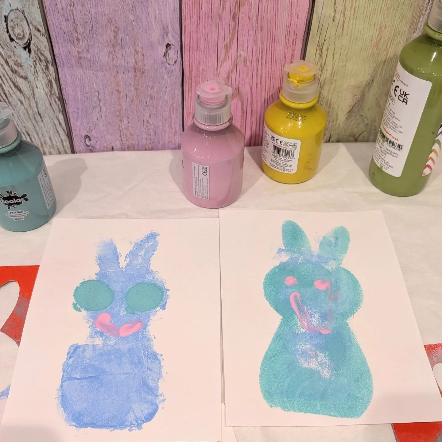 Look at these super happy bunnies!! 
Paint + little person can be scary for some people, but they do love the instant results they see from their actions🫟🖌️🎨

#paint #art #craft #bunniesofinstagram #getkidscrafting #kentmums #kent #sevenoaks #tonb