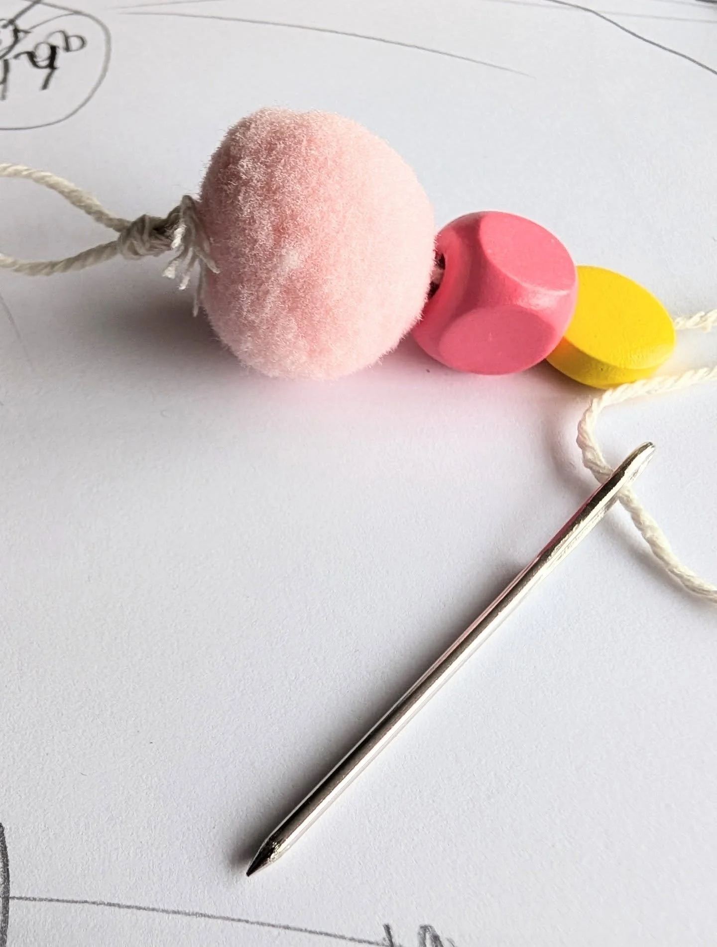 Beads and pompoms this morning with @mumhubkent, as well as some crafts to keep the little hands busy too 🥰