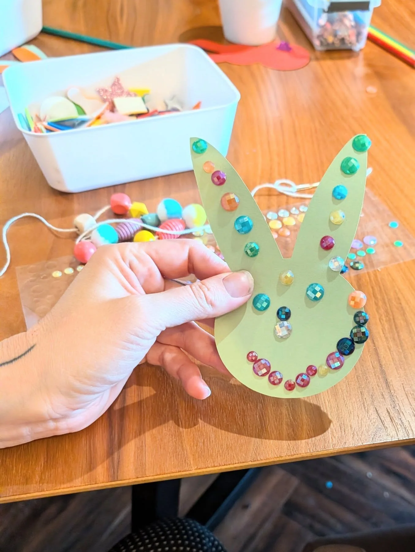 What's not to love about this happy sparkly bunny?! 
#activiesforkids #craftproject #kent #maidstone #getkidscrafting