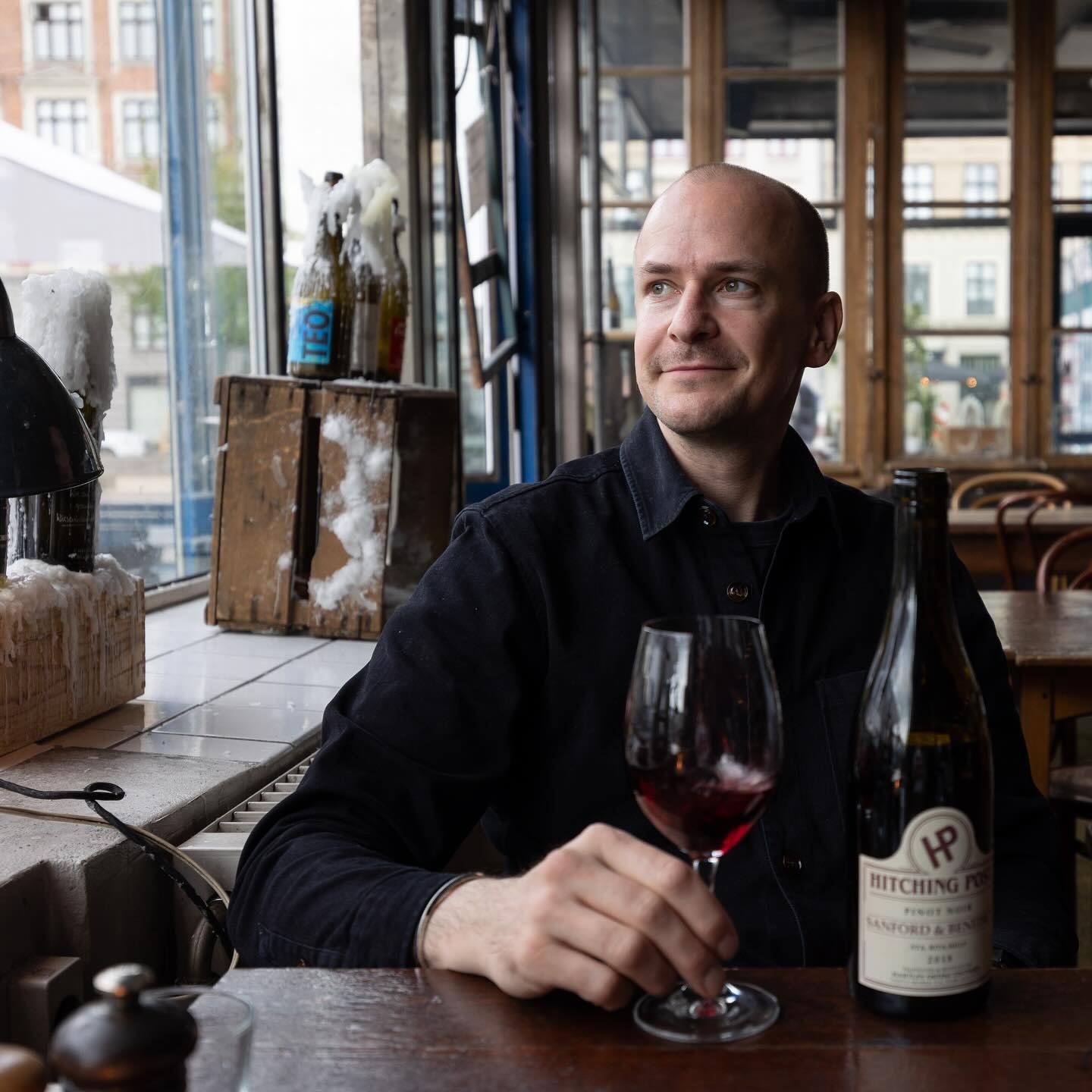 Ad - In my happy place: At Pat&eacute; Pat&eacute; Restaurant in Copenhagen, while tasting a beautiful bottle of Pinot from Sanford and Benedict vineyard to celebrate the California Wine Weeks that are taking place right now. I did not know Hitching 