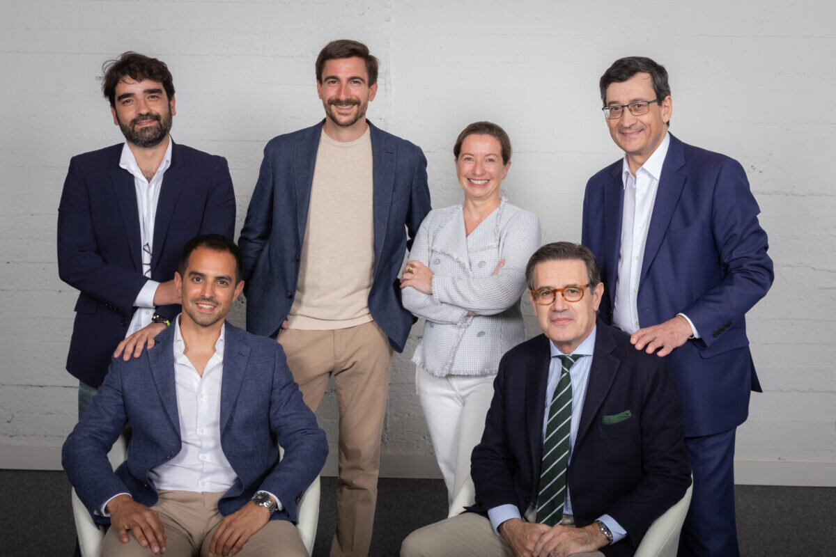 LLYC compra la empresa Apache