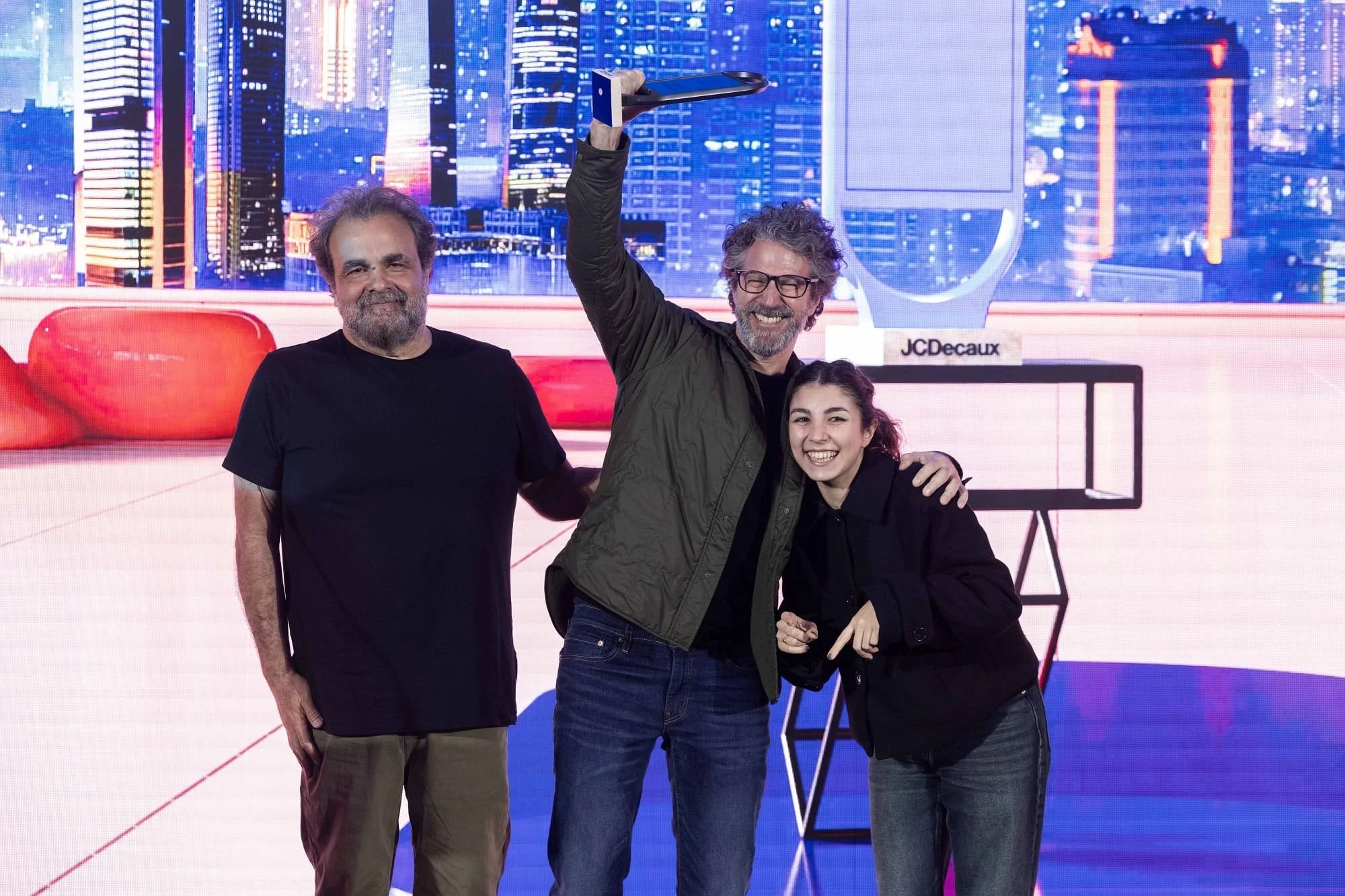 ‘Find Your Summer’, de LOLA MullenLowe y Unilever, gana el Gran Premio de los Premios JCDecaux 2025
