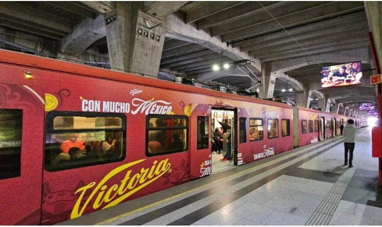 Cerveza Victoria transforma el Tren Suburbano con ajolotes y celebra el orgullo mexicano