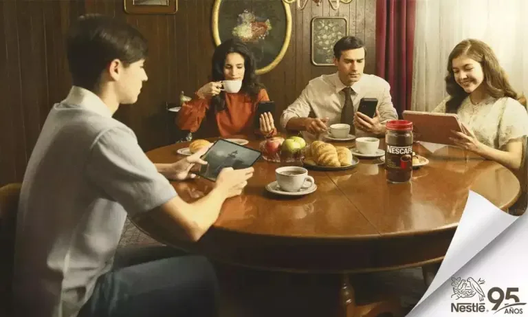 Nestlé: 9 de cada 10 familias usan pantallas al comer