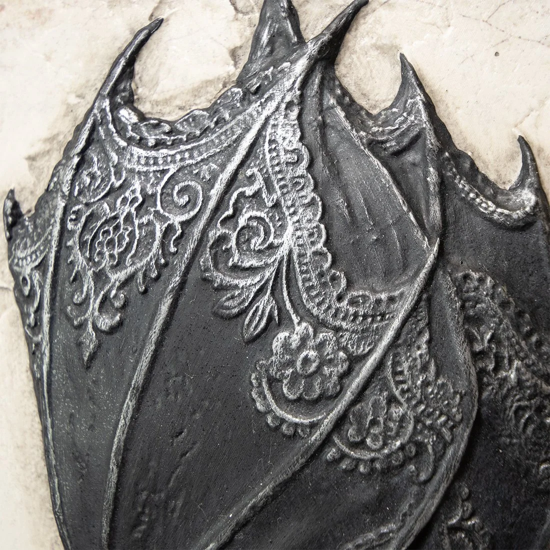t711-winged_mystery_black-close.jpg