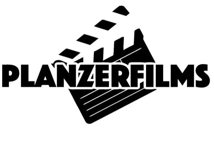 Schwarz-weiß-Logo mit einem Filmklappe und dem Text 'PLANZERFILMS'.