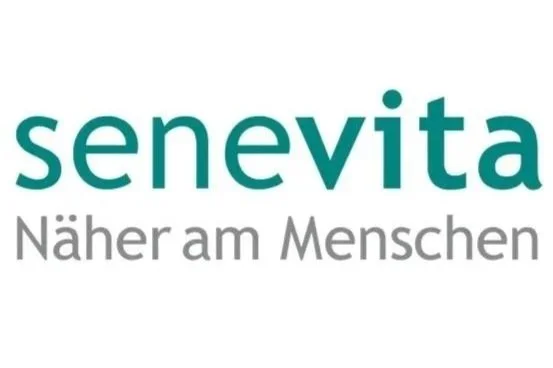 Logo mit dem Text 'senevita Näher am Menschen' in Grün und Grau.