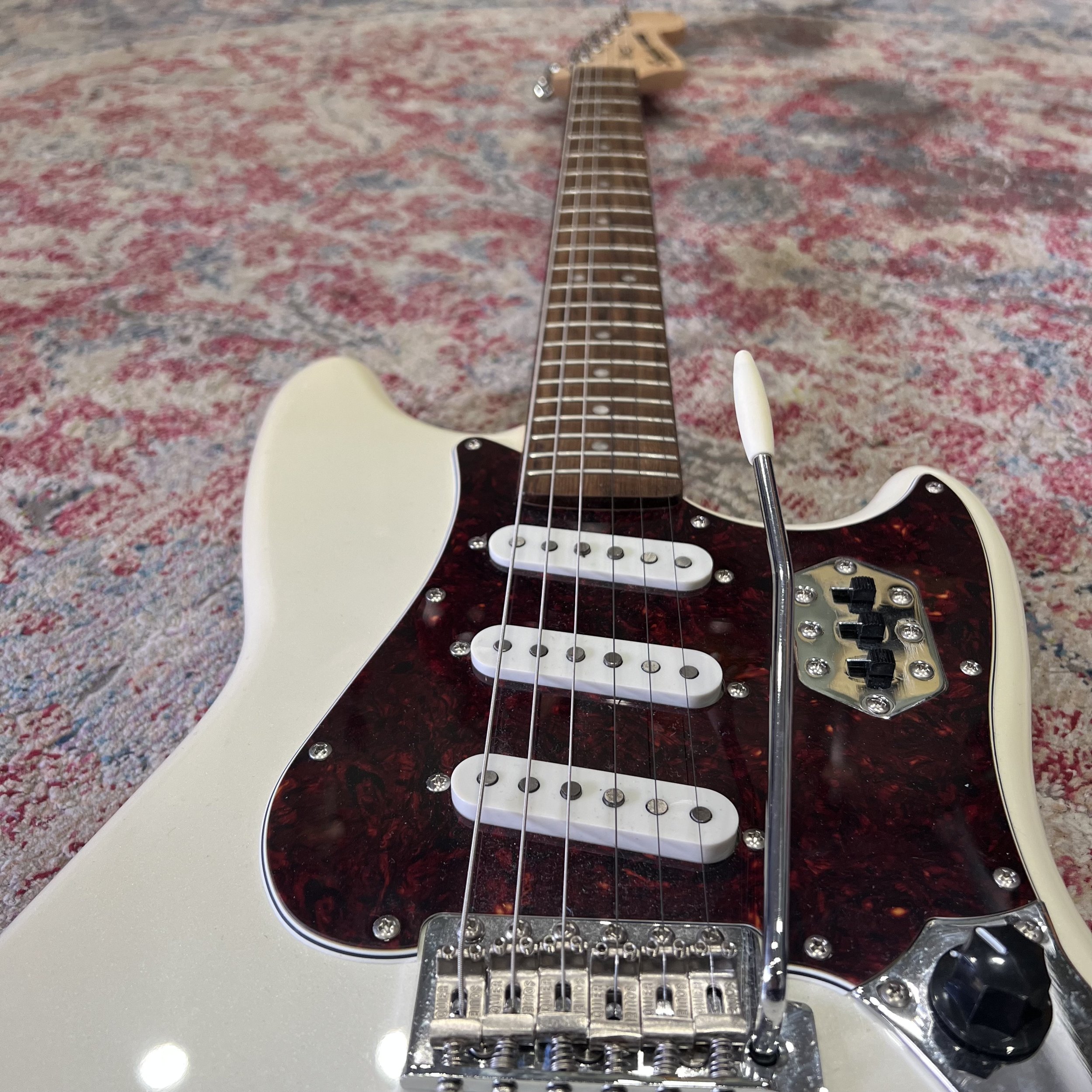 Squier-Paranormal-Cyclone-Guitar-Pearl-White-04.jpeg