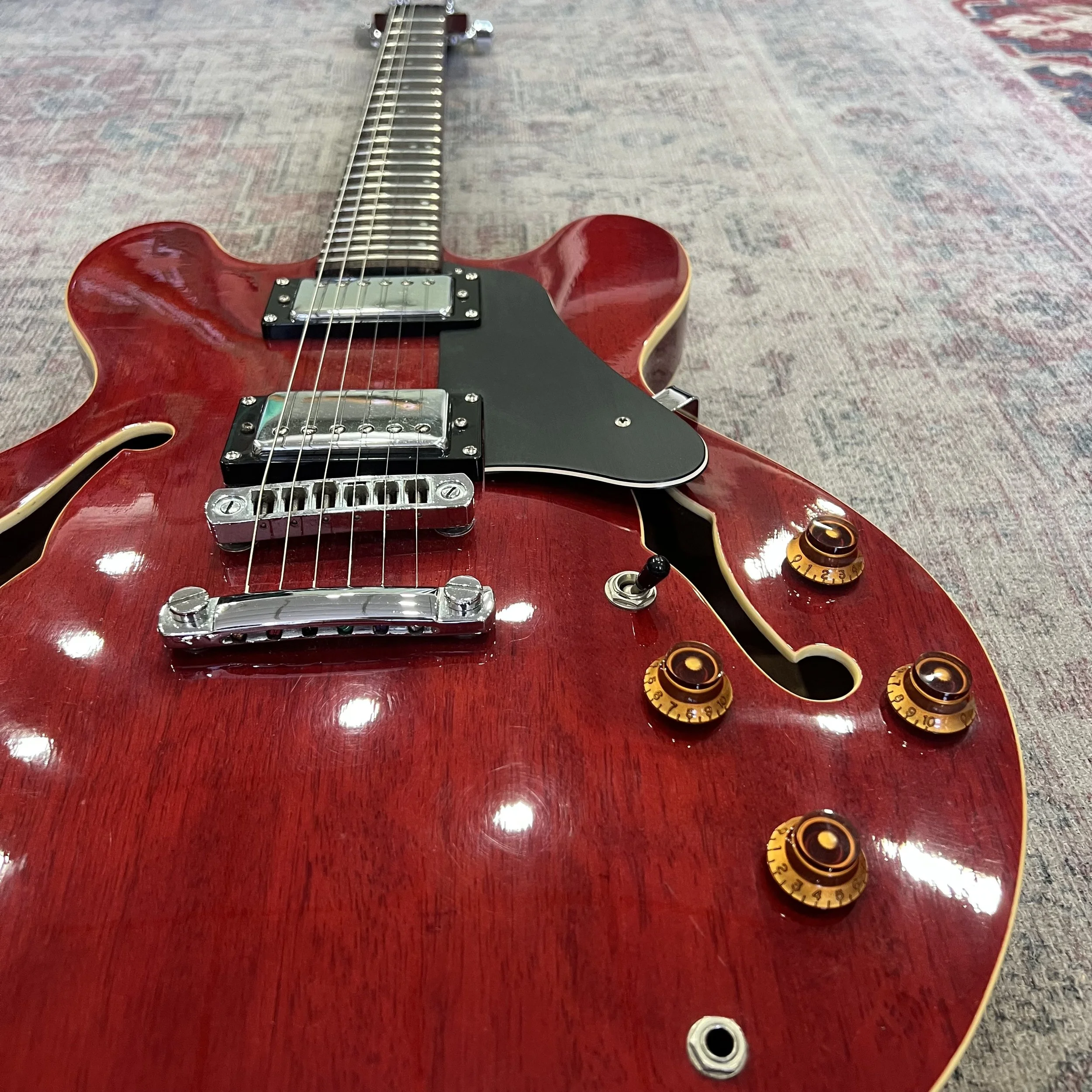 Vantage-635V-semi-hollow-electric-guitar-CherryRed-04.jpeg