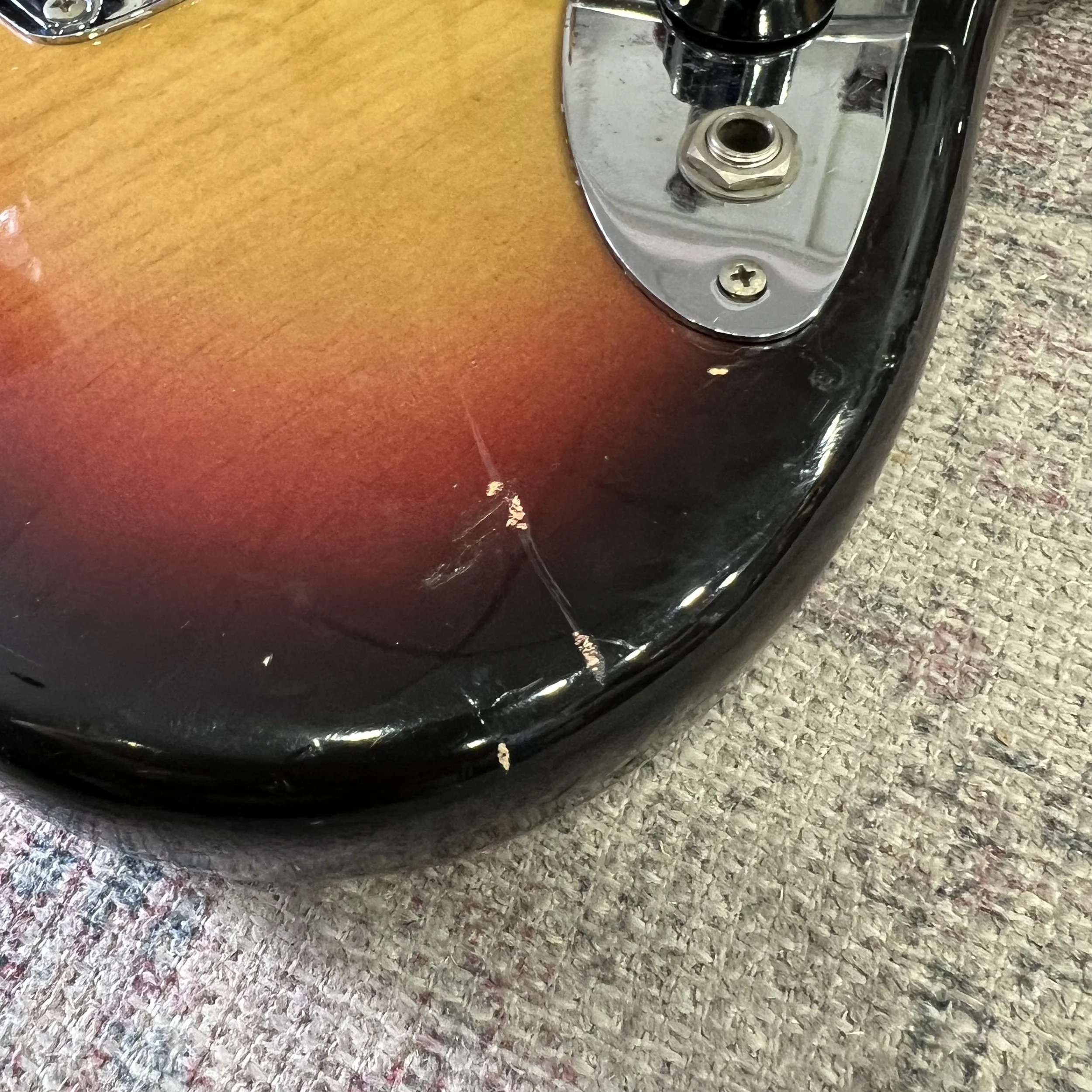 Fender-Jaguar-1969-Electric-Guitar-3Tone-Sunburst-019.jpeg