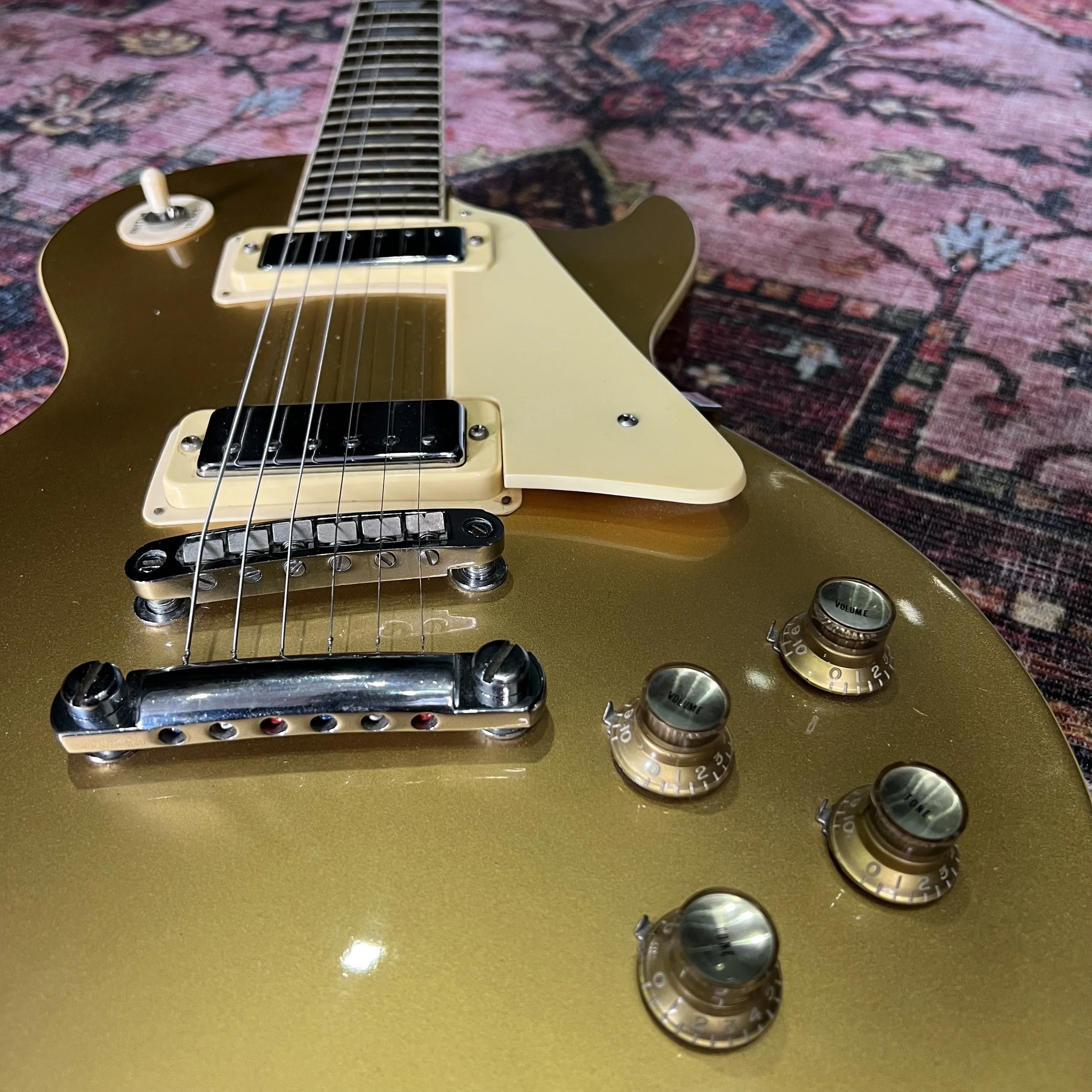 CSL-Deluxe-Goldtop-Guitar-04.jpeg