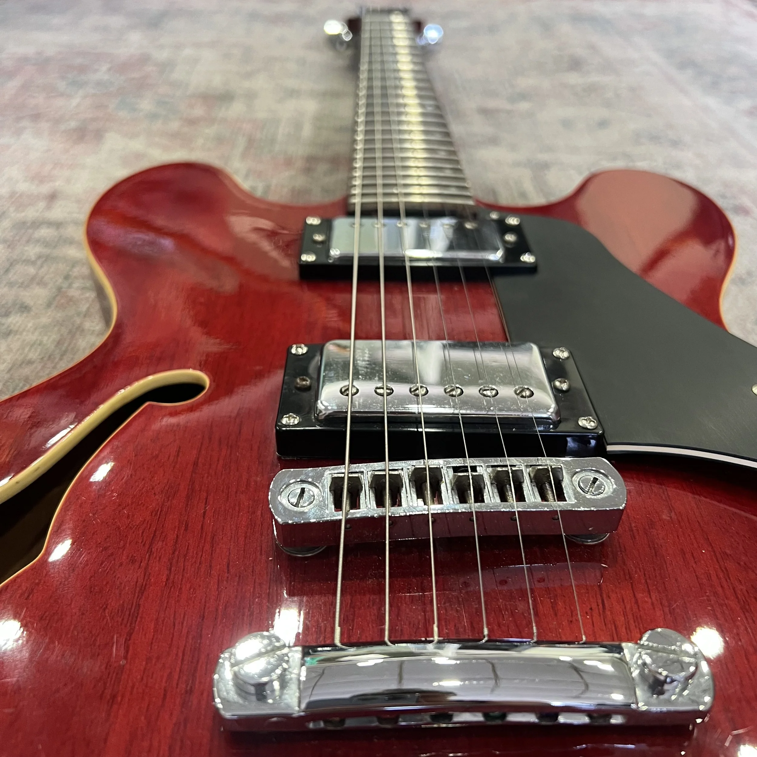 Vantage-635V-semi-hollow-electric-guitar-CherryRed-05.jpeg