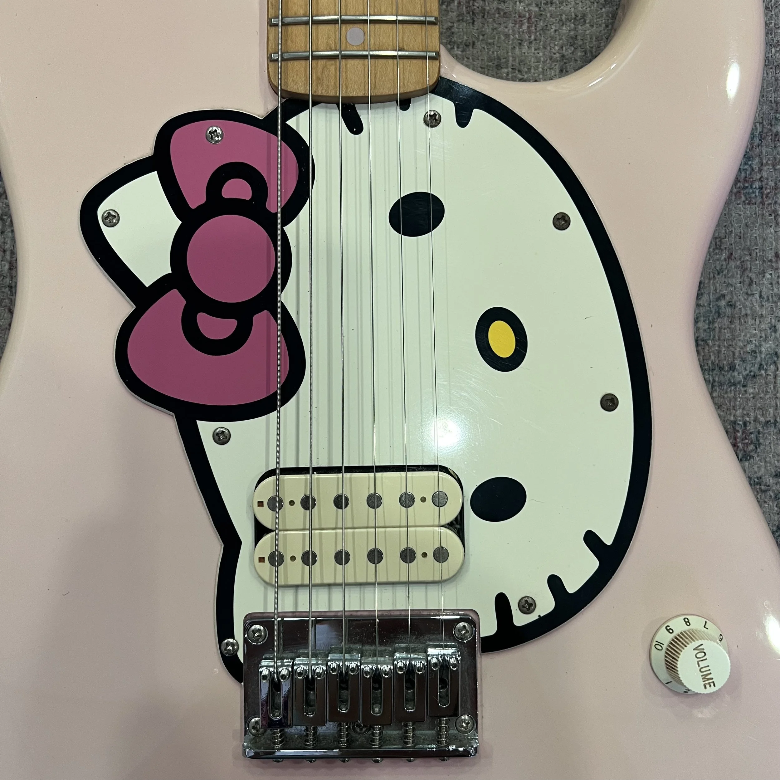 Squier-Stratocaster-AffinitySeries-HellokittyFirstYear2005-Pink-Electric-Guitar-05.jpeg