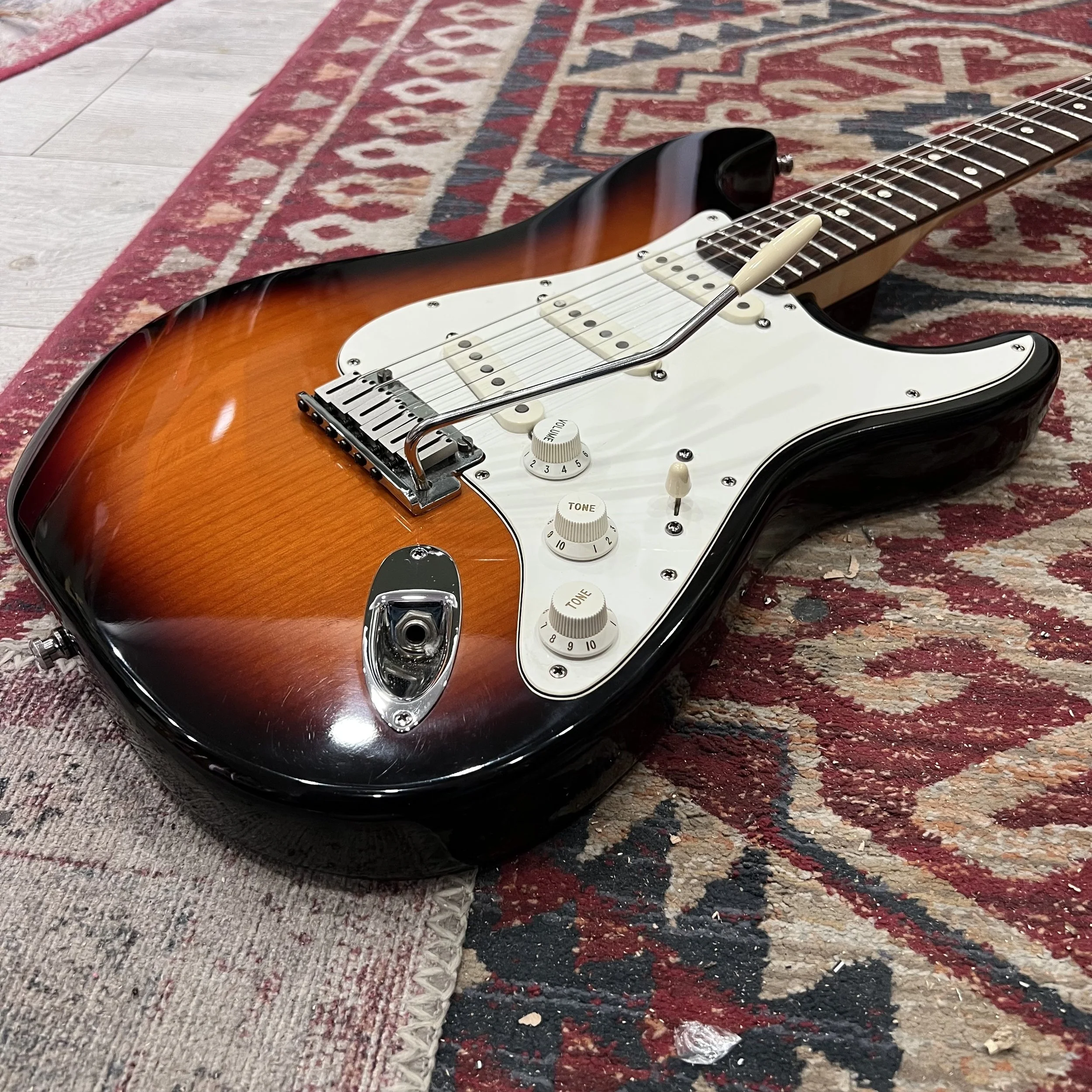 Fender-Stratocaster-40th-Anniversary-USA-3Tone-Sunburst-Electric-Guitar-06.jpeg