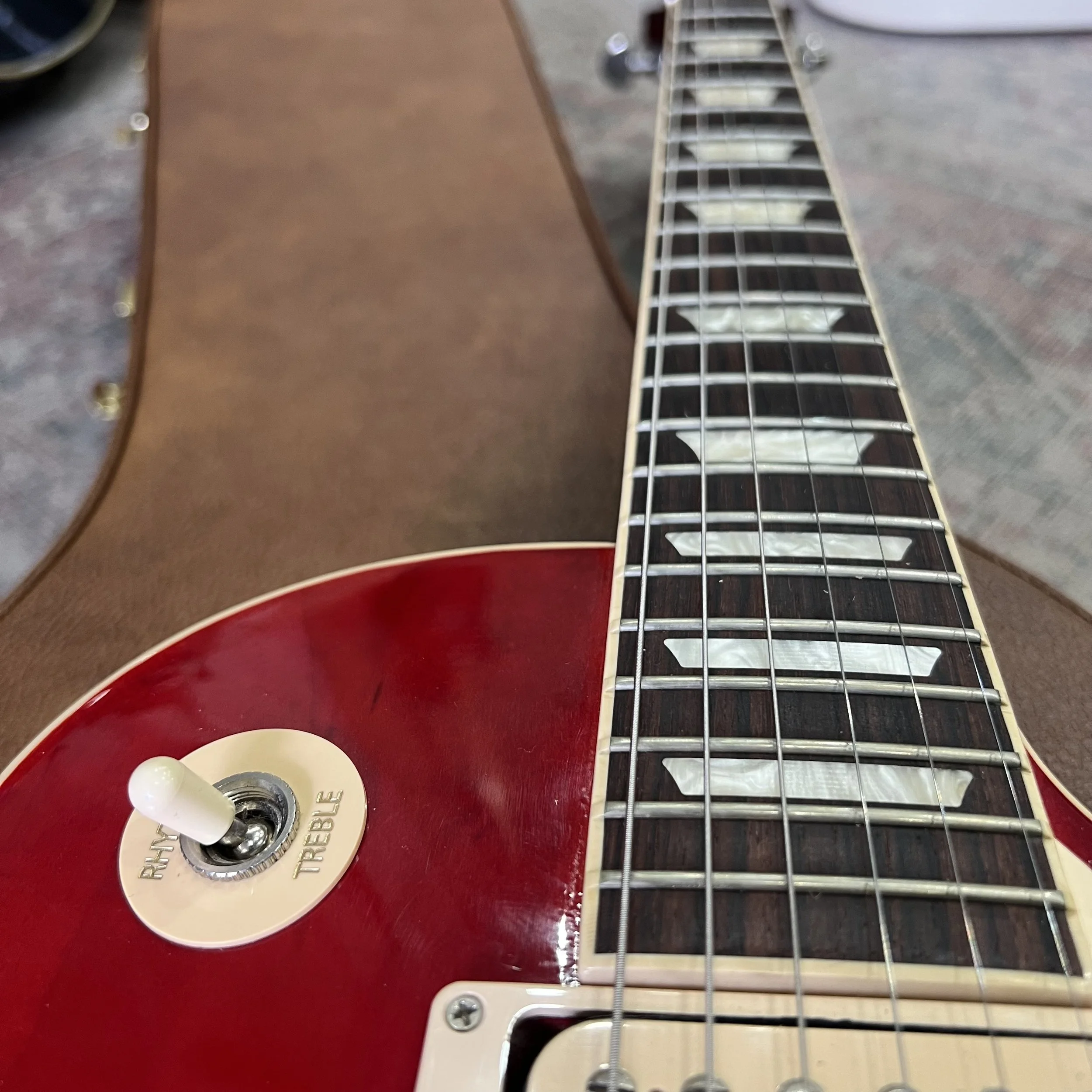 Gibson-LesPaul-Classic-Electric-Guitar-Cherry-Red-07.jpeg