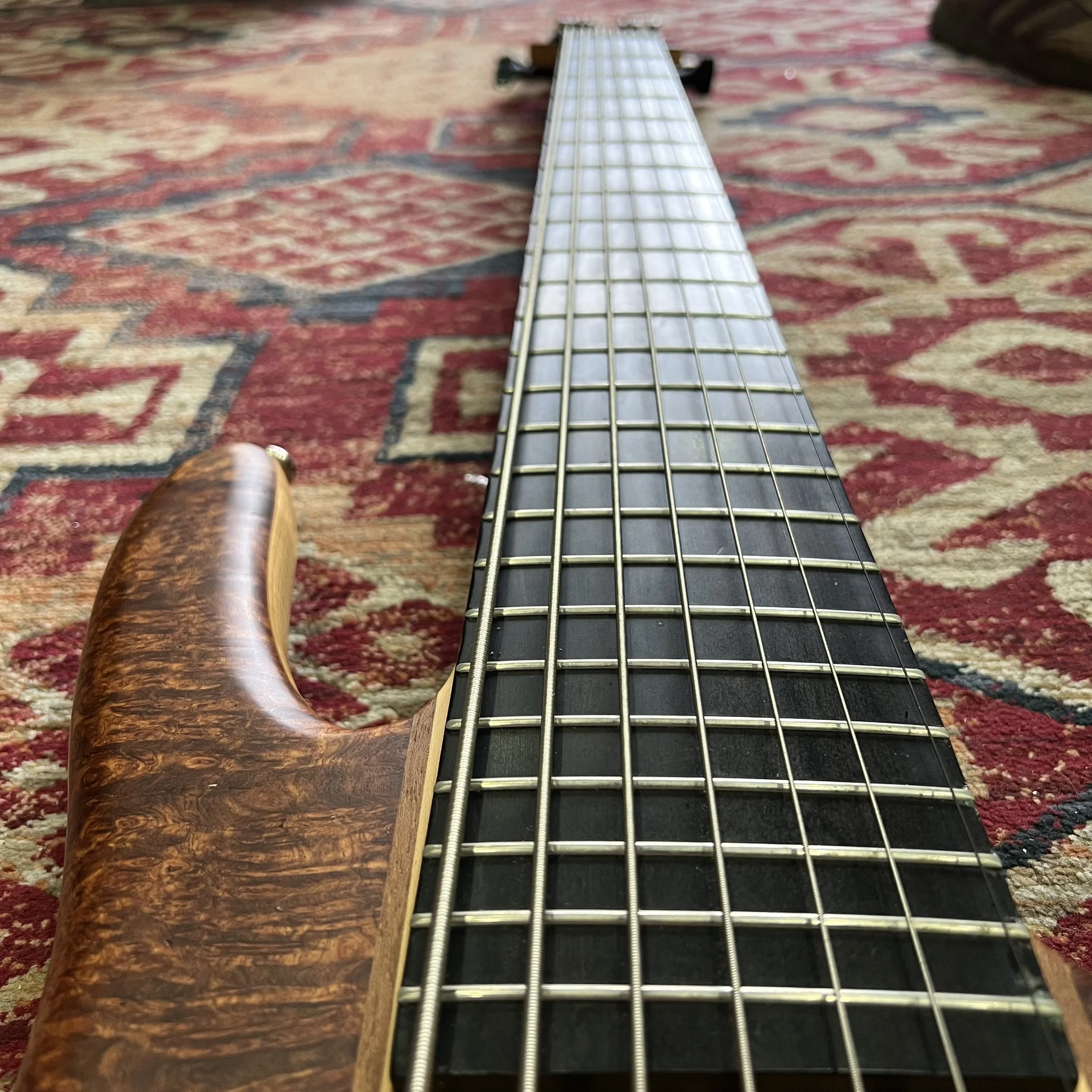 HK-Wolf-7string-bass-0-Natural-Walnut-Burr-04.jpeg