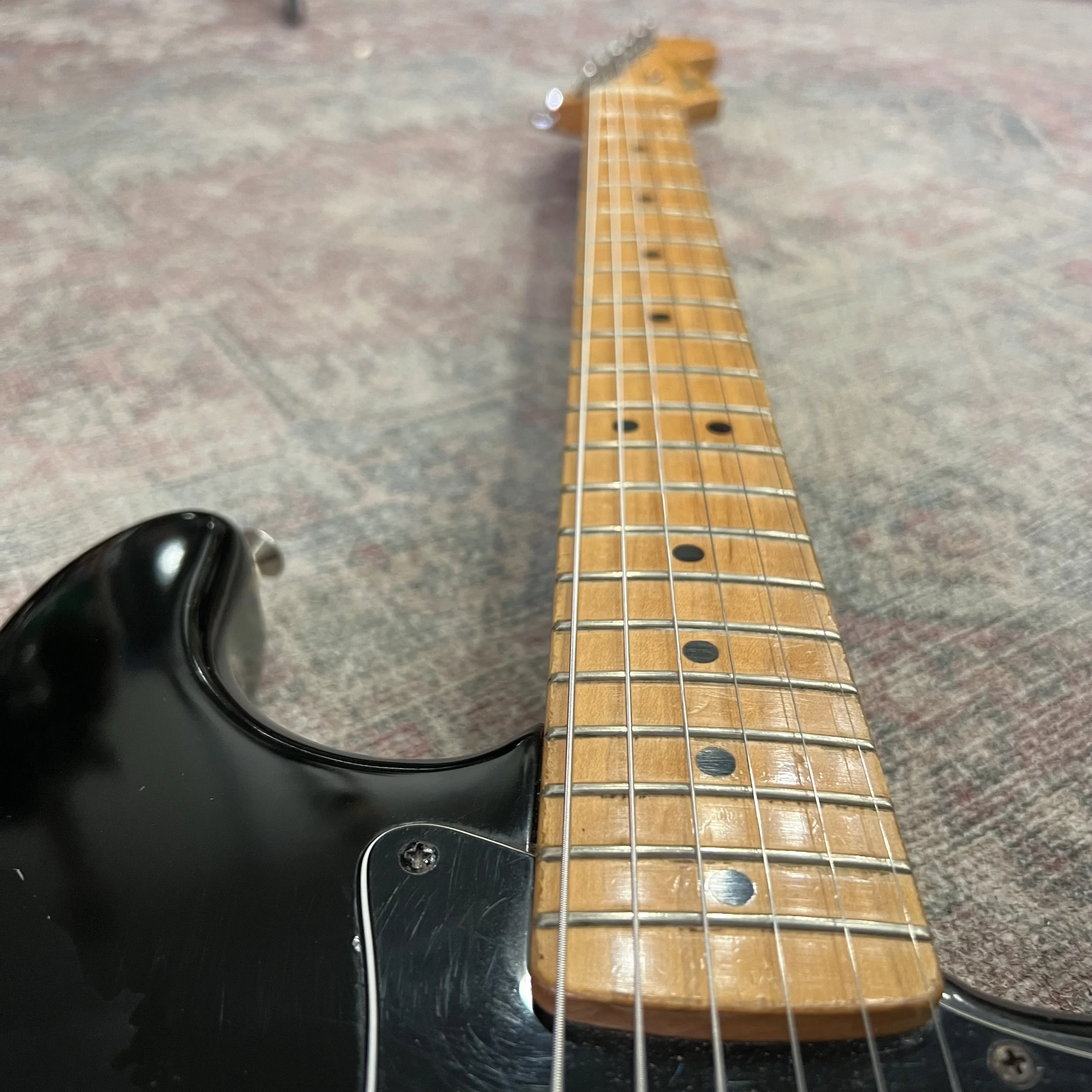 Fender-Stratocaster-Electric-MIM-Guitar-Black-04.jpeg