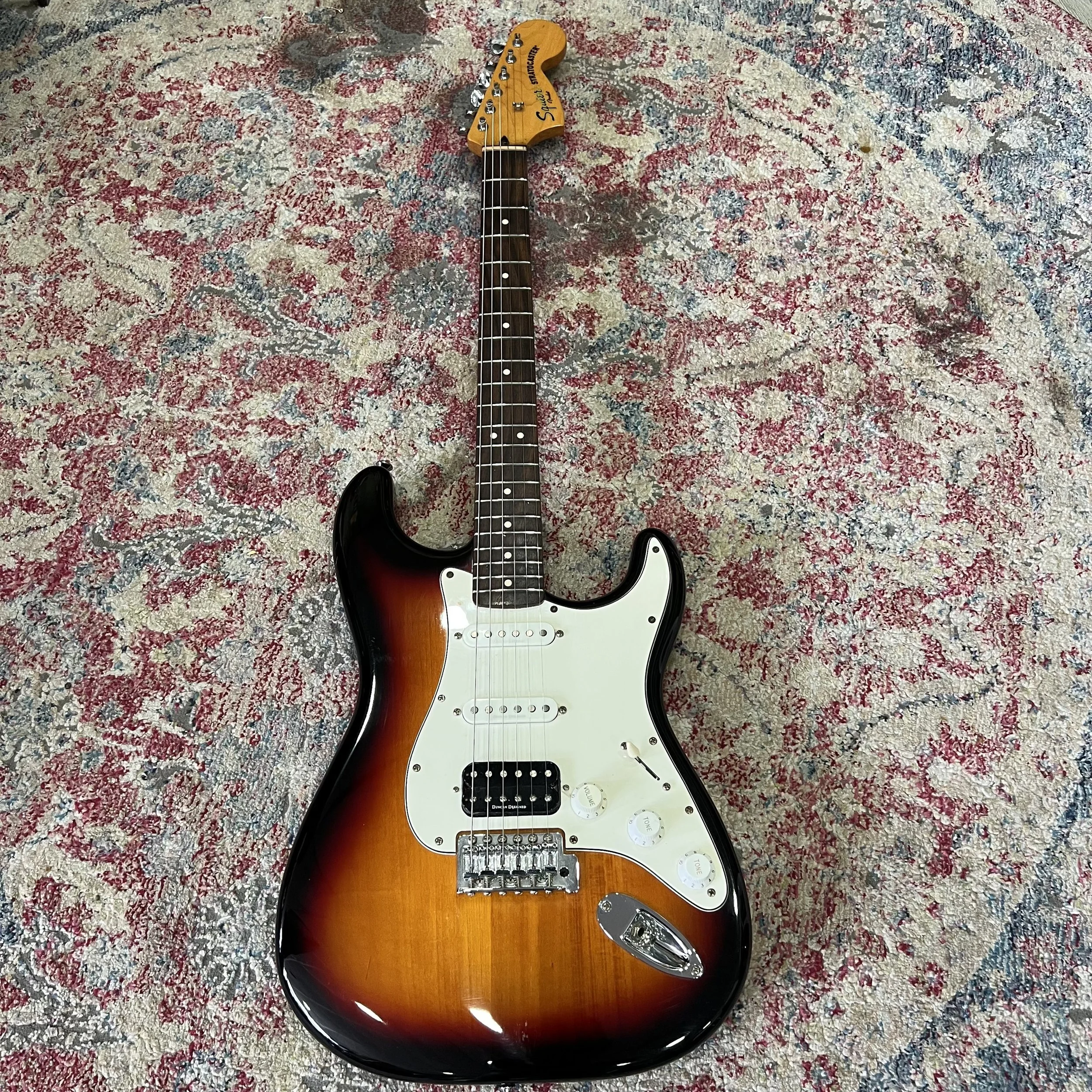 Squier-ClassicVibe-70s-Stratocaster-HSS-3tonesunburst-guitar-01.jpeg