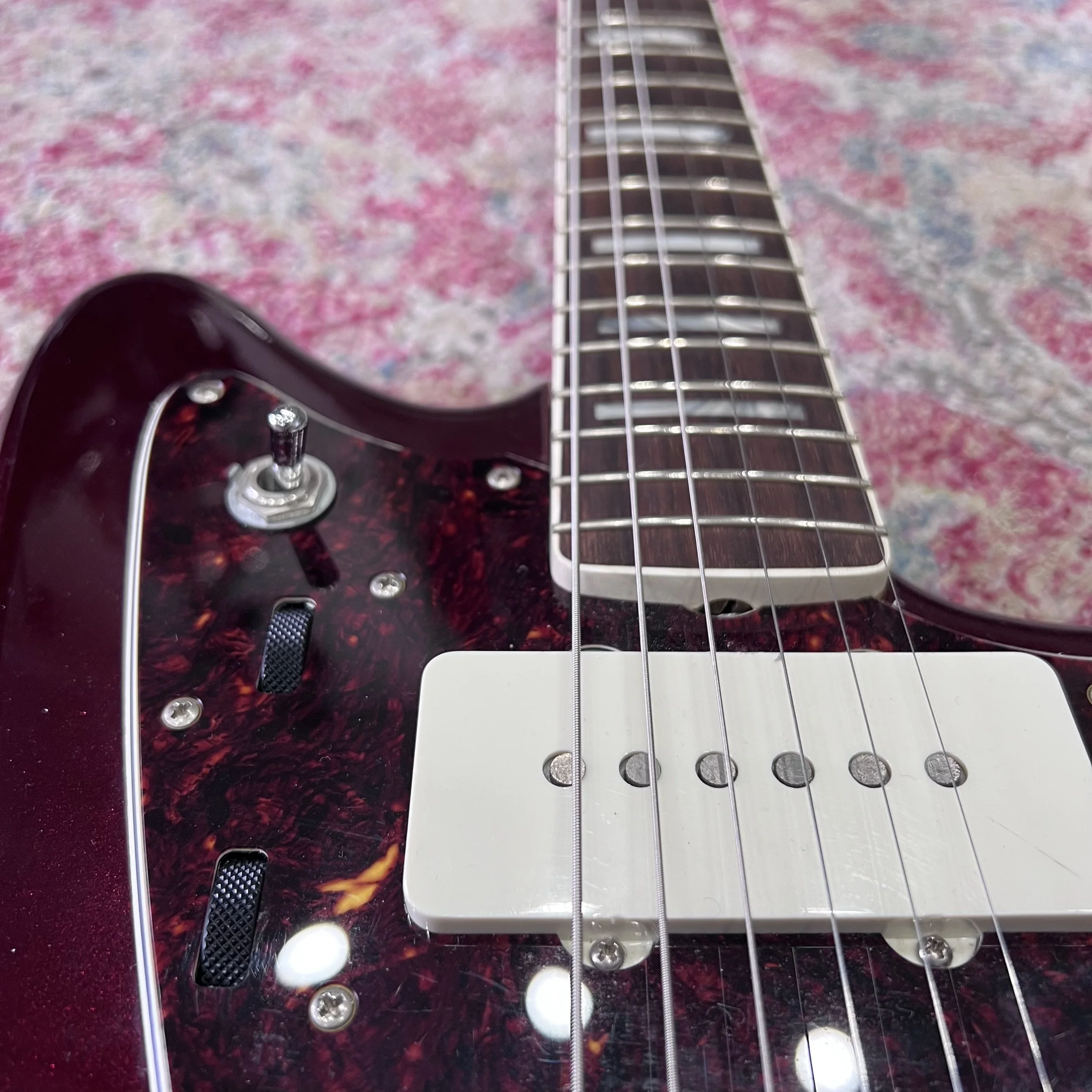 Fender JazzmasterCherry_06.jpeg