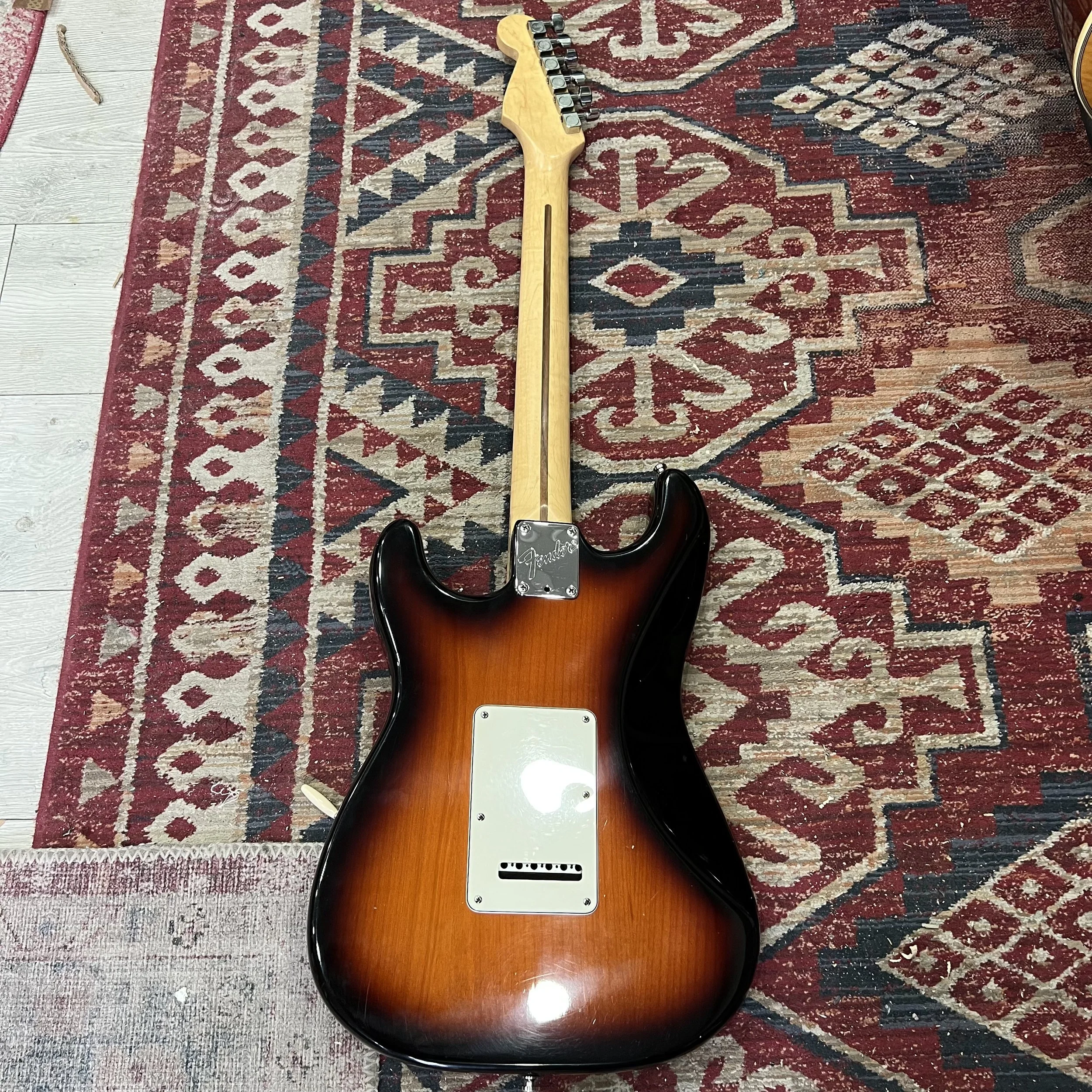 Fender-Stratocaster-40th-Anniversary-USA-3Tone-Sunburst-Electric-Guitar-010.jpeg
