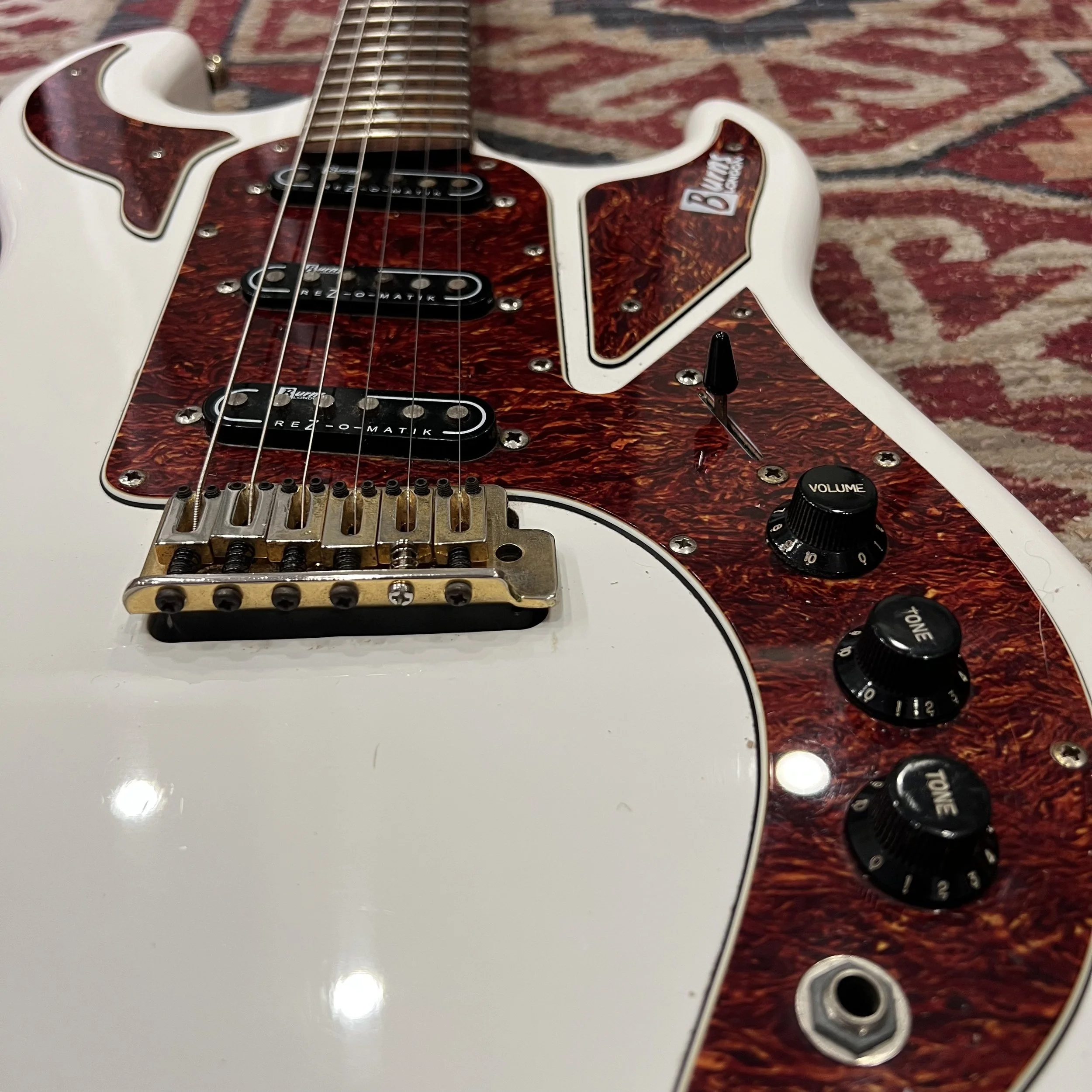 BurnsMarquee-Electric-Guitar-VintageWhite-04.jpeg