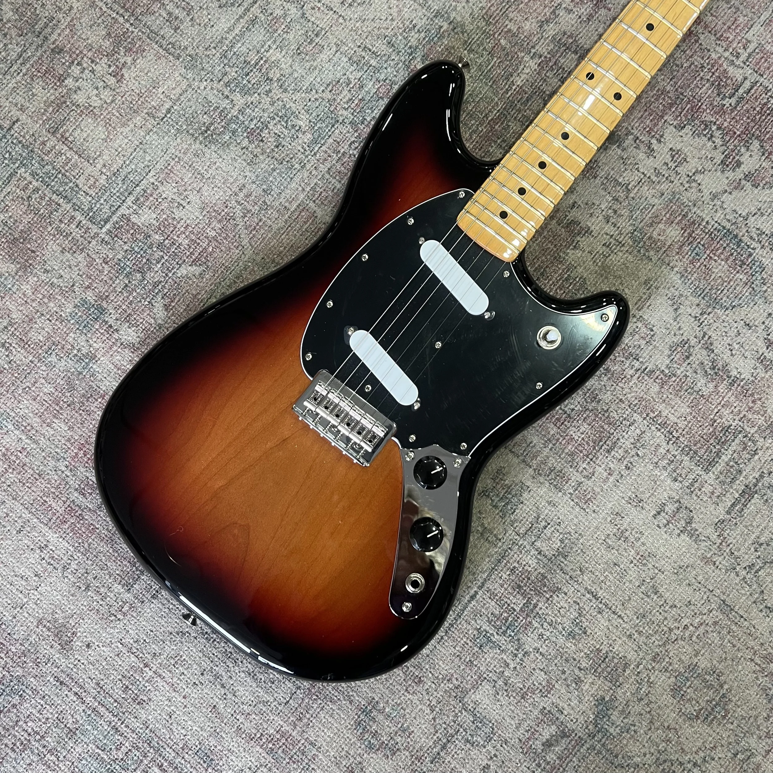 Fender-Mustang-Mexican-3tone-sunburst-electric-guitar-02.jpeg
