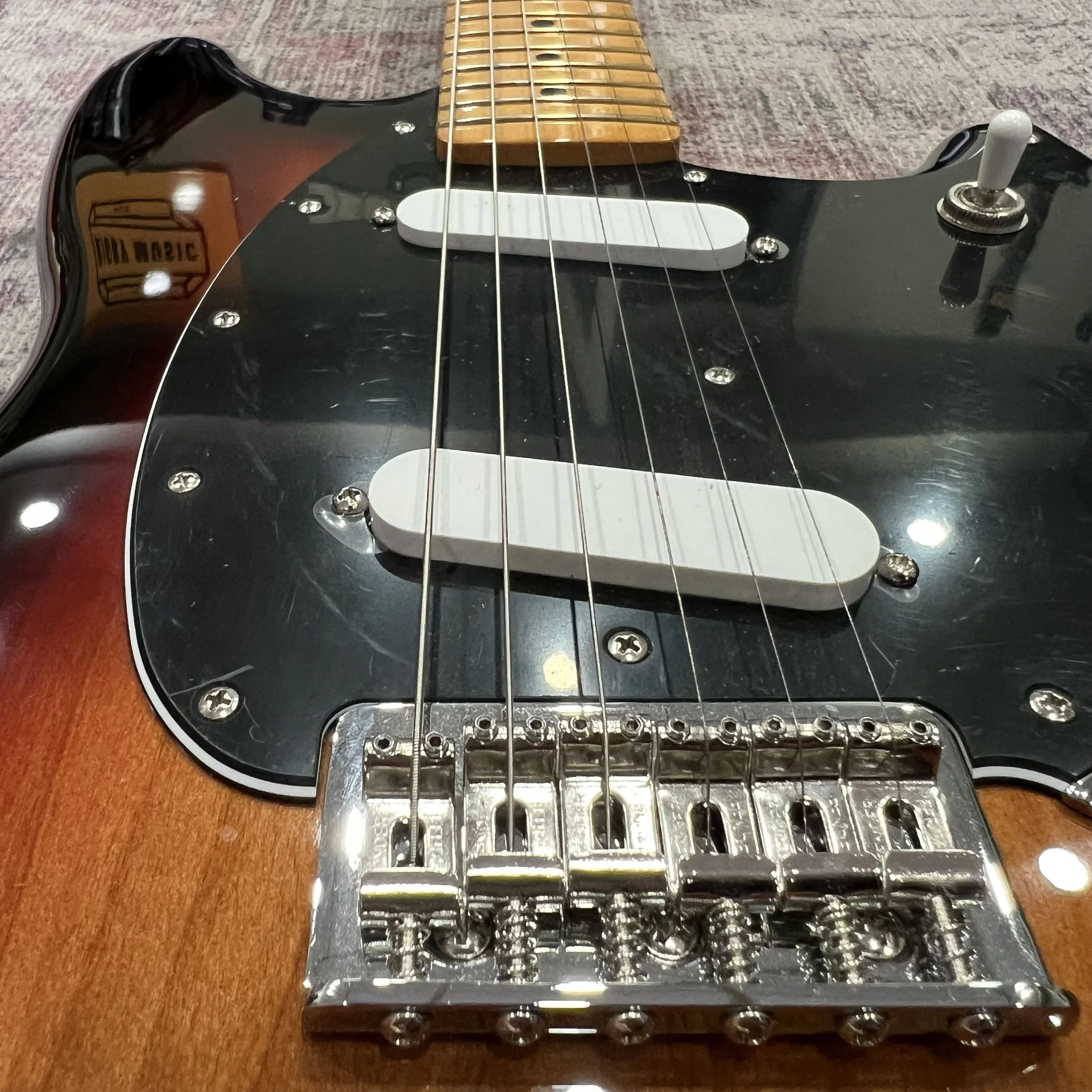 Fender-Mustang-Mexican-3tone-sunburst-electric-guitar-05.jpeg