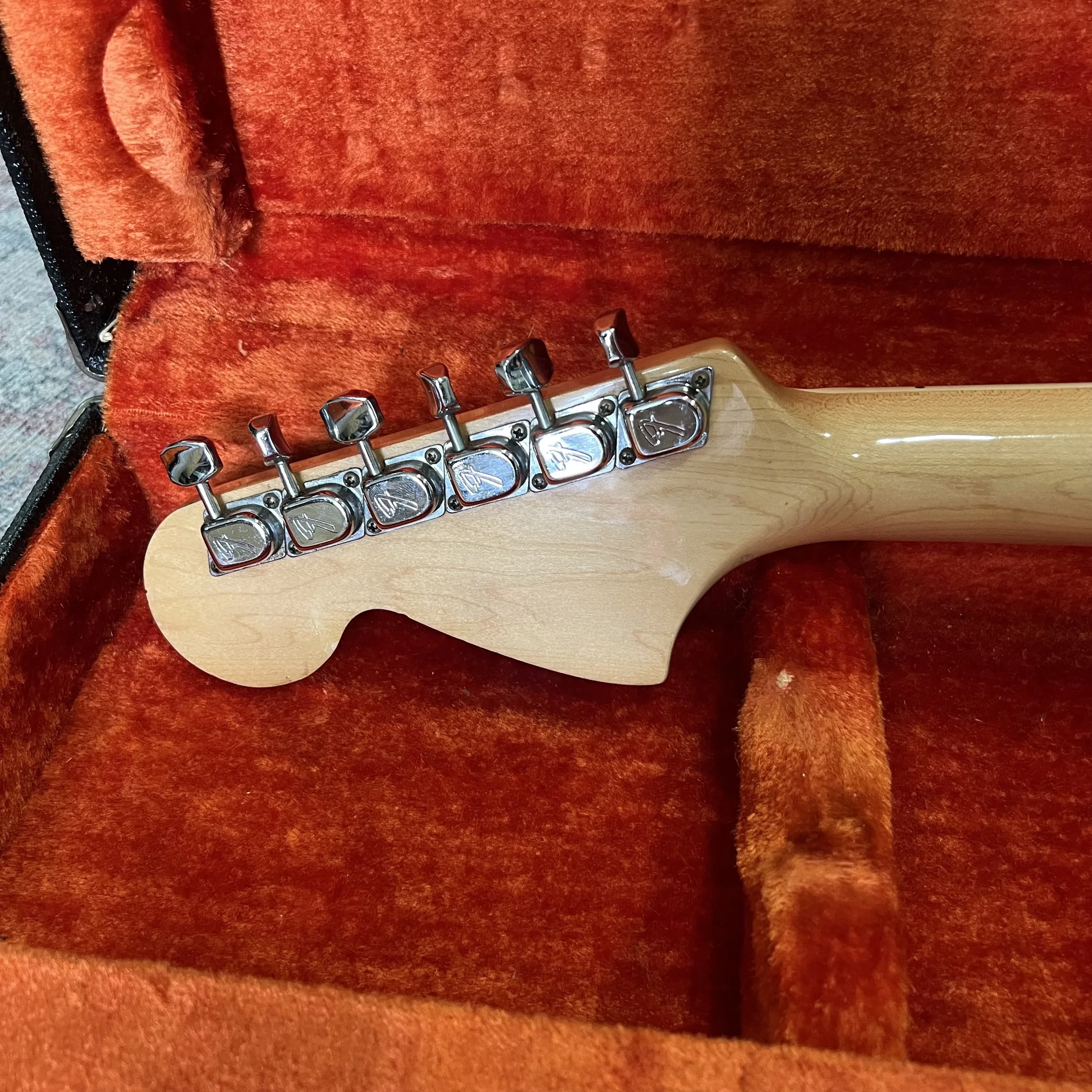 Fender-Jaguar-1969-Electric-Guitar-3Tone-Sunburst-014.jpeg