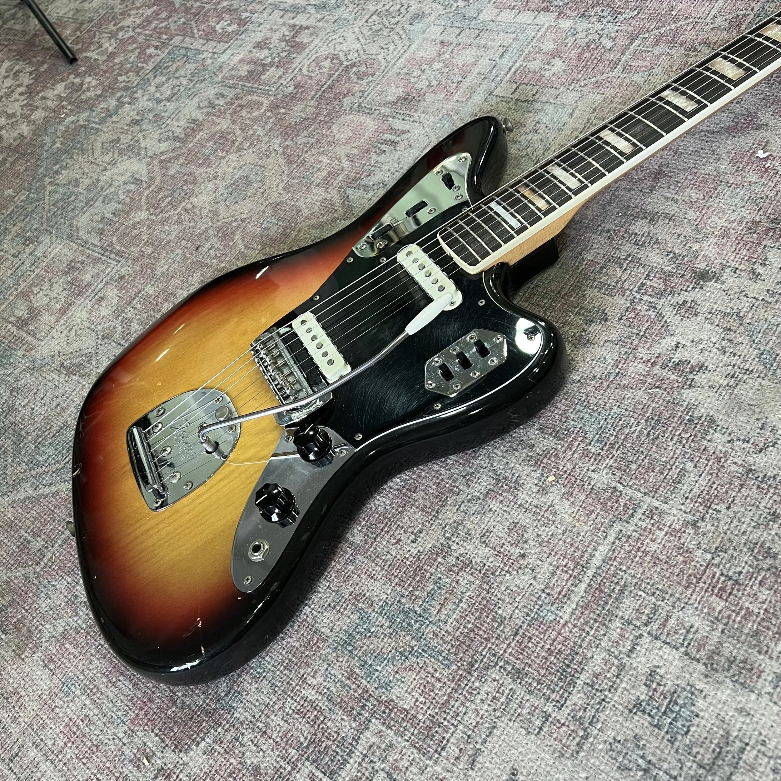 Fender-Jaguar-1969-Electric-Guitar-3Tone-Sunburst-07.jpeg