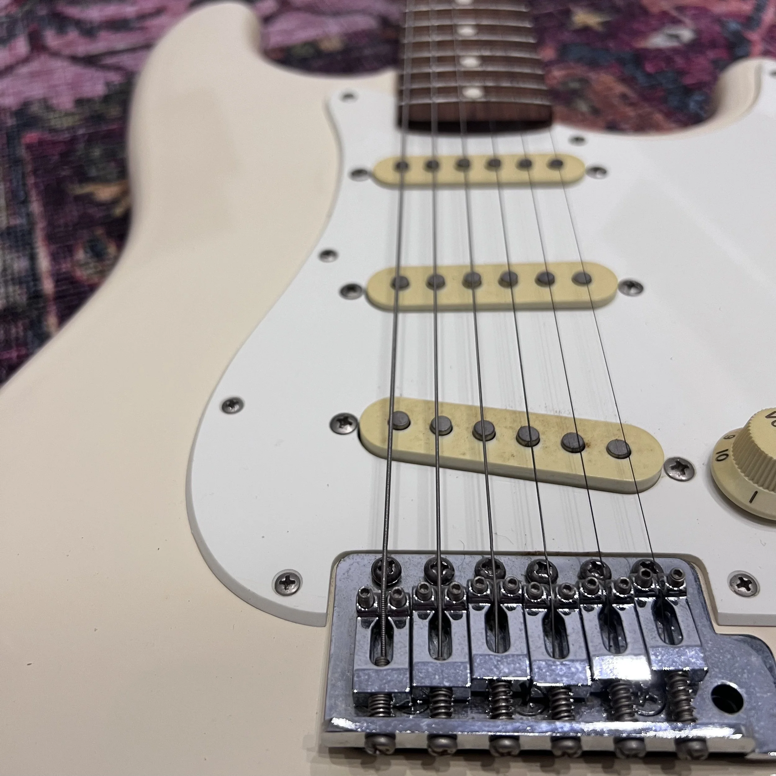 FenderSquier SeriesStratocasterAgedArctic White_05.jpeg