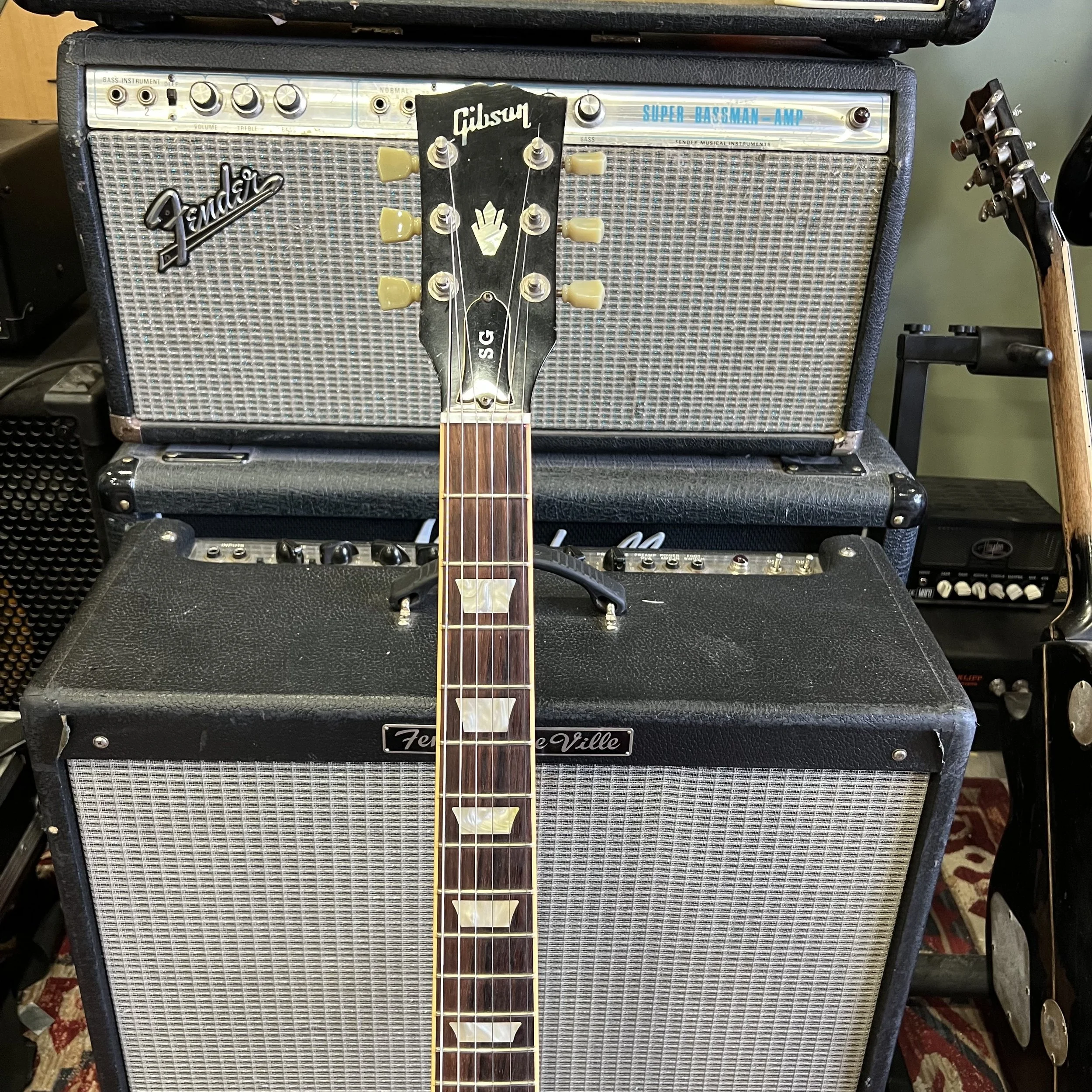 Gibson-SG-Standard-electric-Guitar-HeritageCherry-06.jpeg