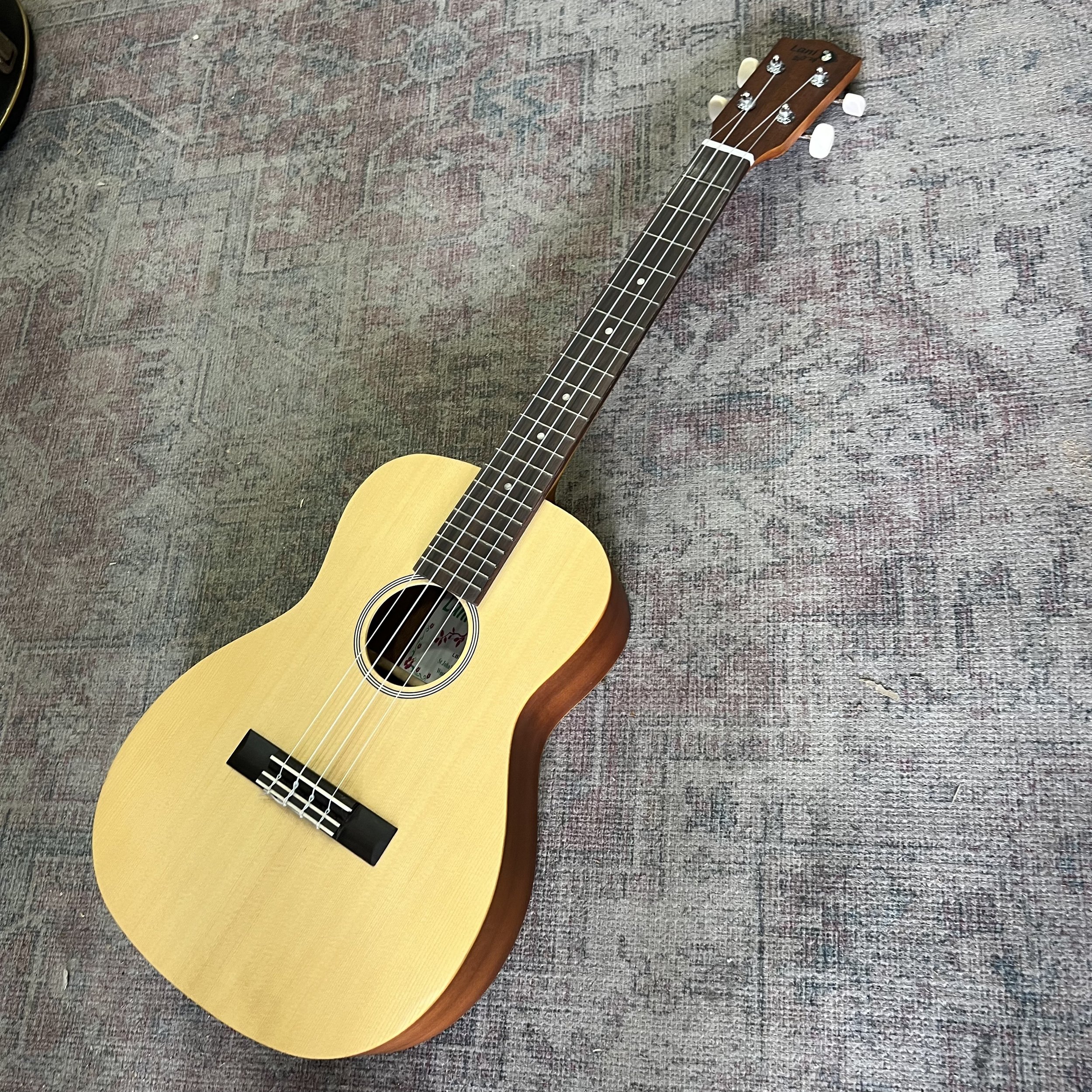 Lani-baritone-ukulele-LB50-hard-black-case-05.jpeg