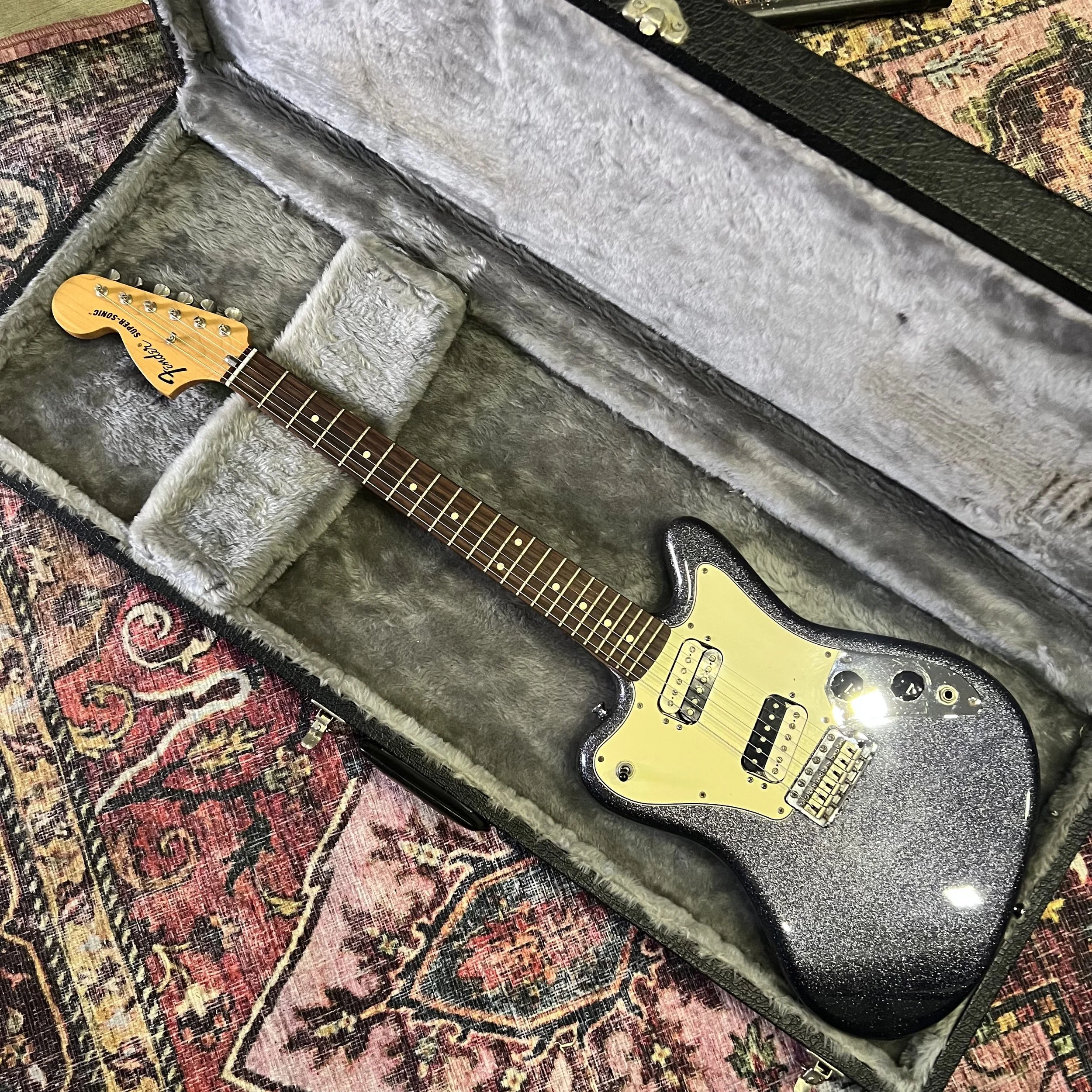 Fender-Super-Sonic-BlackGrey-Sparkle-01.jpeg